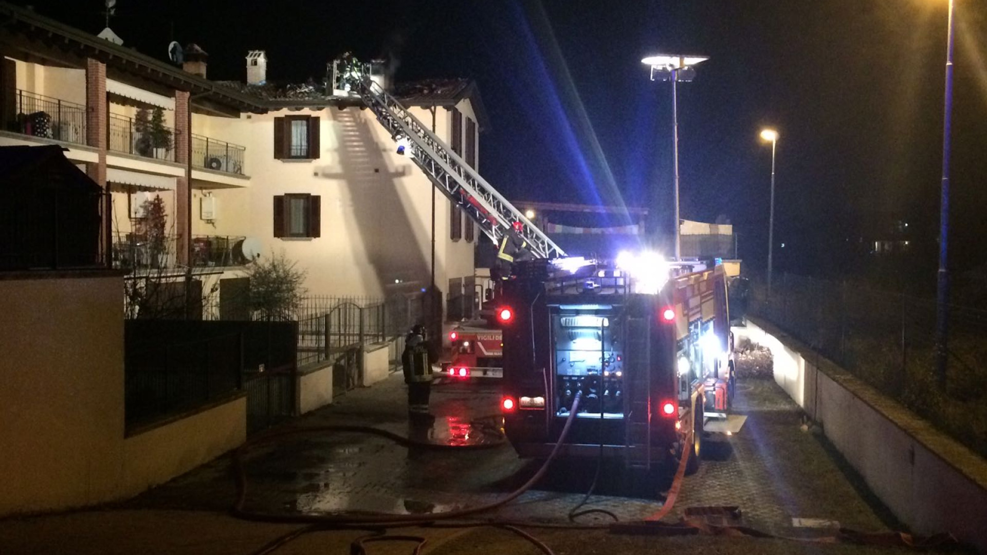 Apprensione a La Verza per un tetto in fiamme. Intervento dei vigili del fuoco. Polizia sul posto