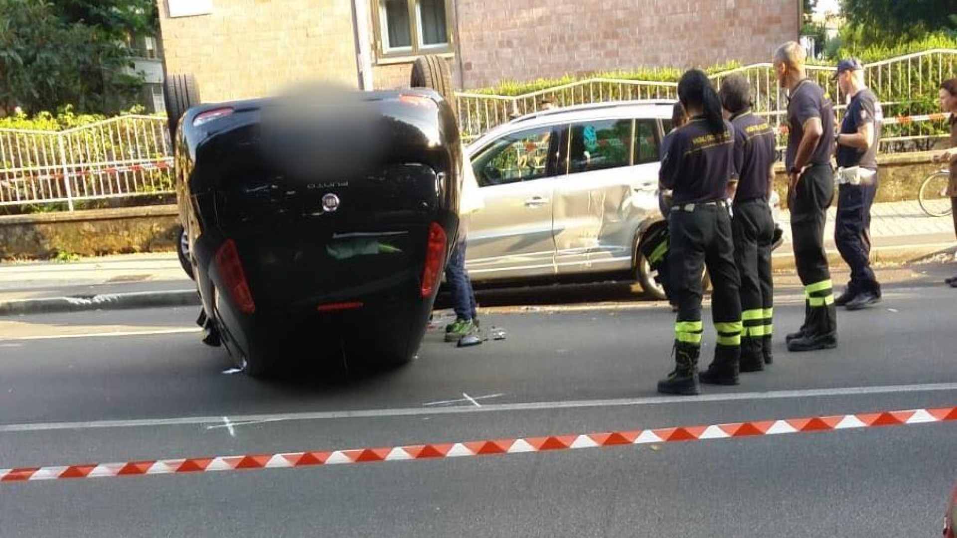 Viale Dante, auto decolla e si ribalta in mezzo alla carreggiata