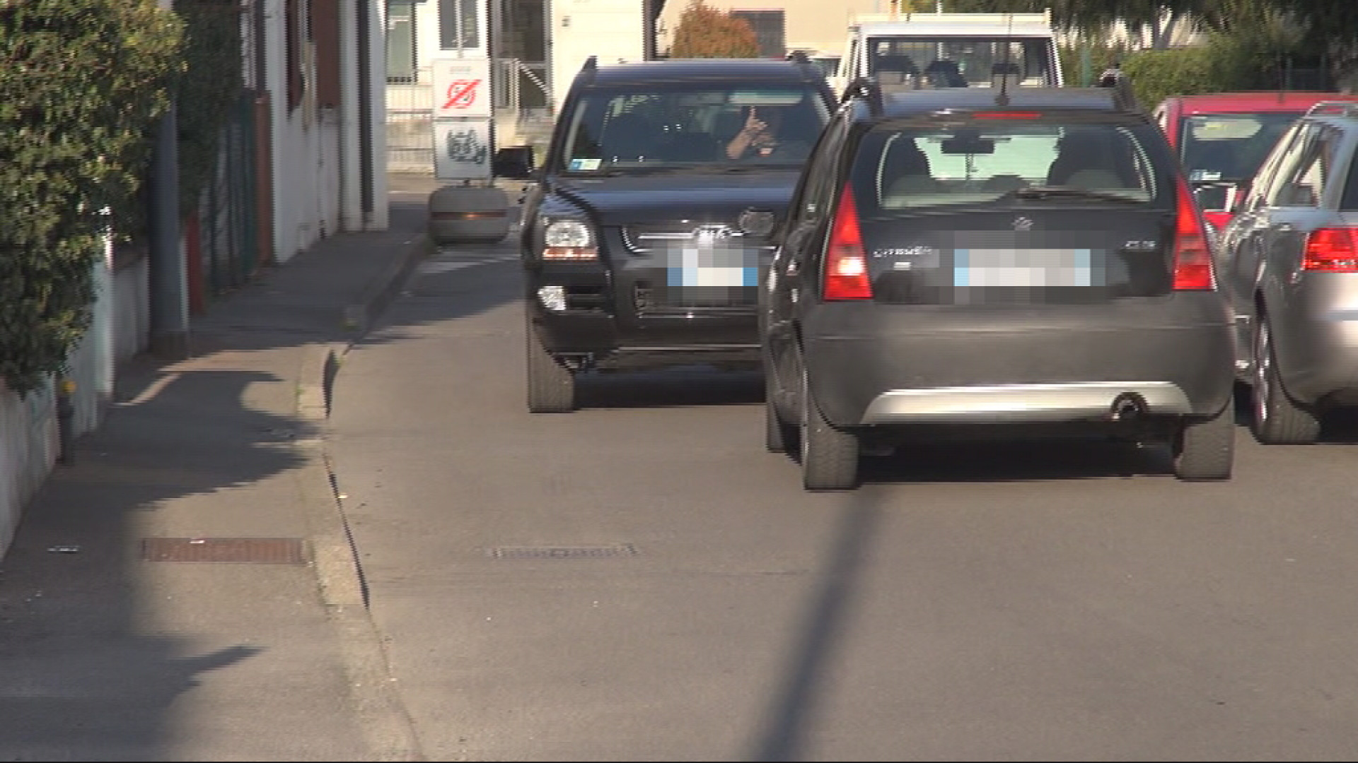 Strada Malchioda, soste selvagge all'incrocio con via Cella
