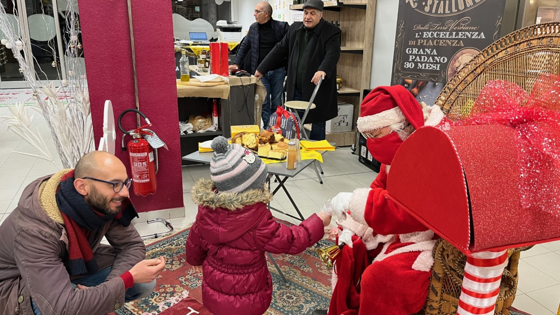 Al mercato di Campagna amica Babbo Natale fa felici i bambini con i prodotti locali