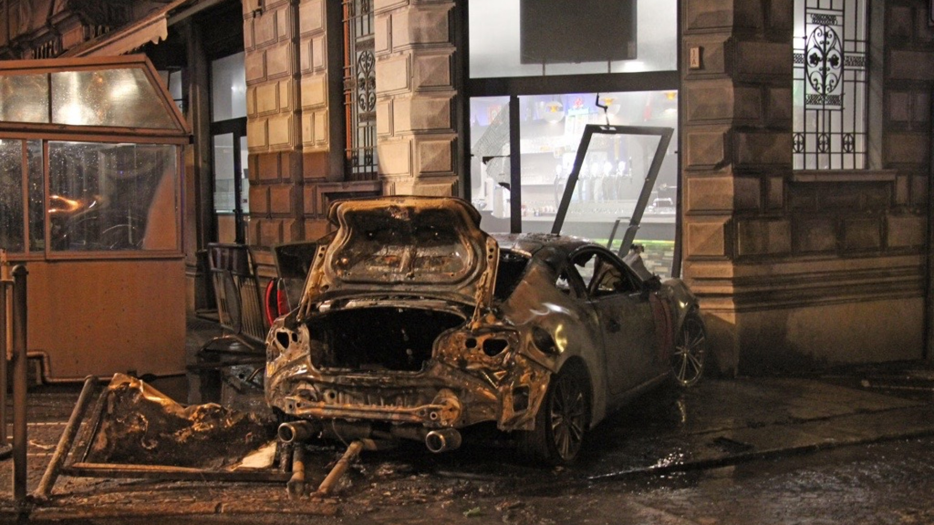 Strage sfiorata a Castello: auto si schianta nel bar affollato e si incendia. Conducente dai carabinieri. FOTO