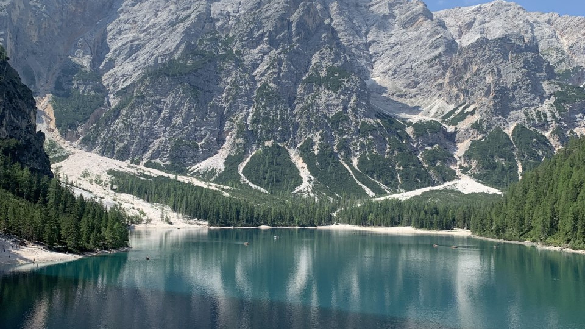 Pensieri in quota. Al lago di Braies un angolo di paradiso nascosto dal bosco
