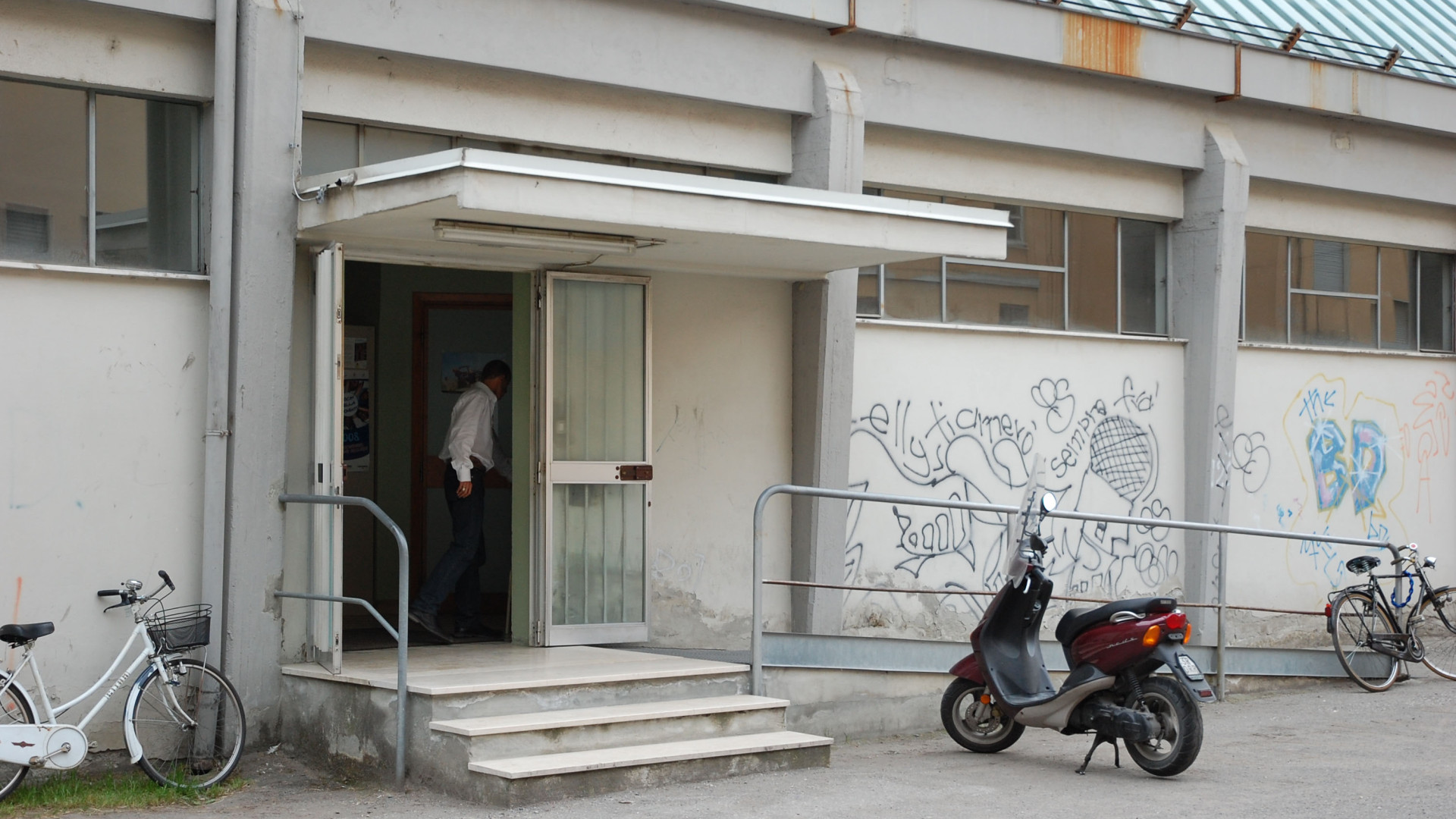 Amianto sul tetto della palestra della scuola Dante, presto via alla rimozione