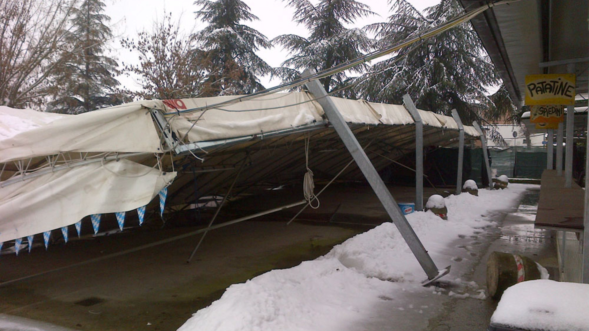 Neve: crolla il tendone della Pro Loco di Roveleto di Cadeo