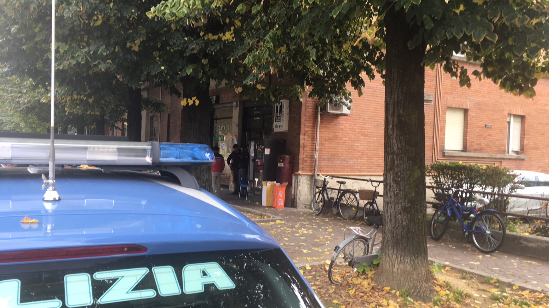 Cameriera minorenne serve alcolici a un cliente: bar chiuso 30 giorni