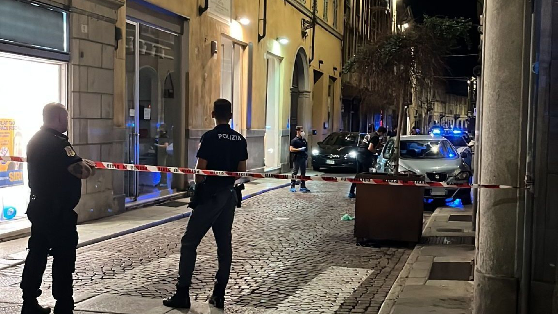 Ferito a bottigliate in centro storico a Piacenza, denunciato un uomo