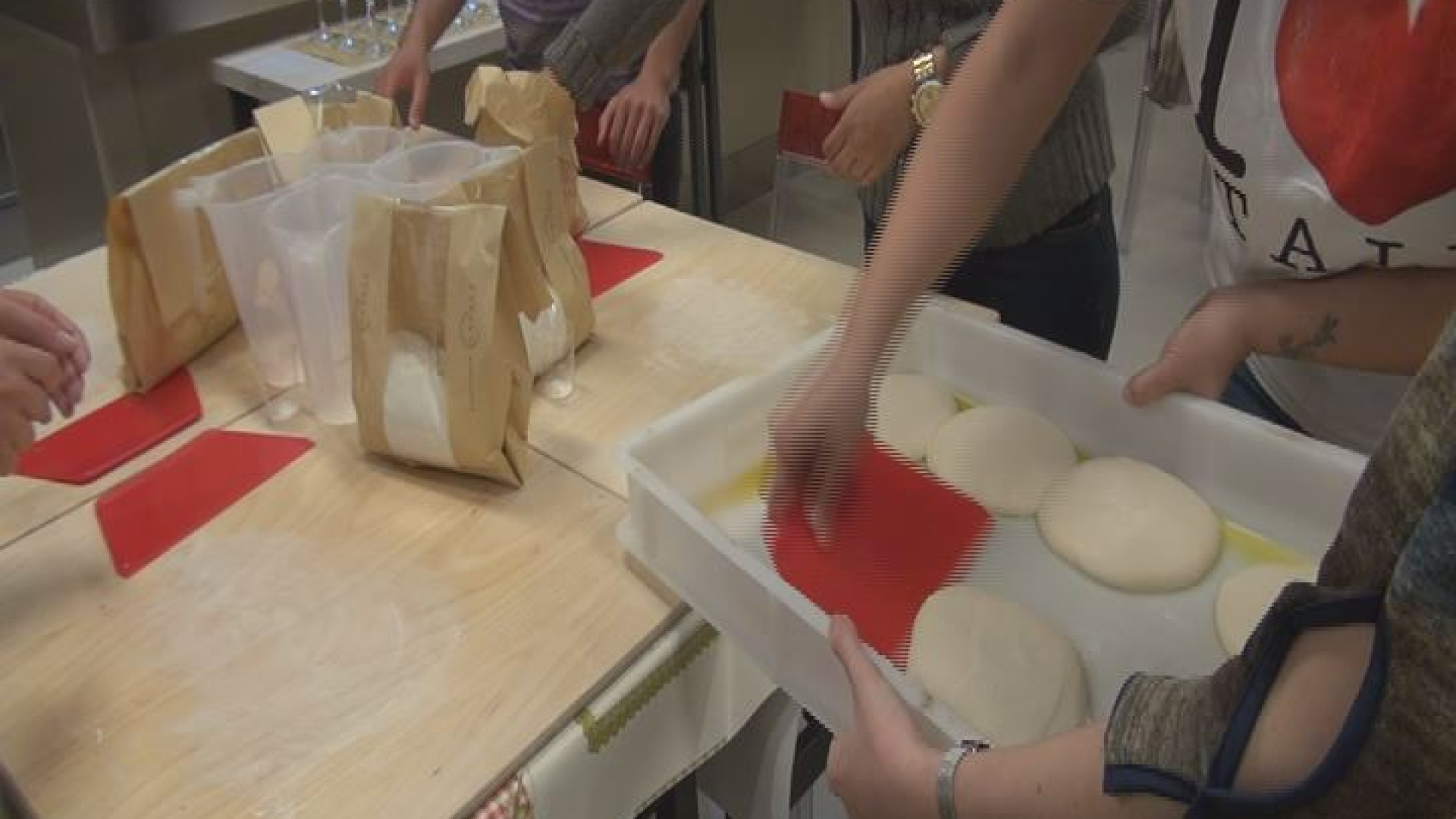 Eataly, gli studenti stranieri in cucina: pizza e torta fritta nel menu