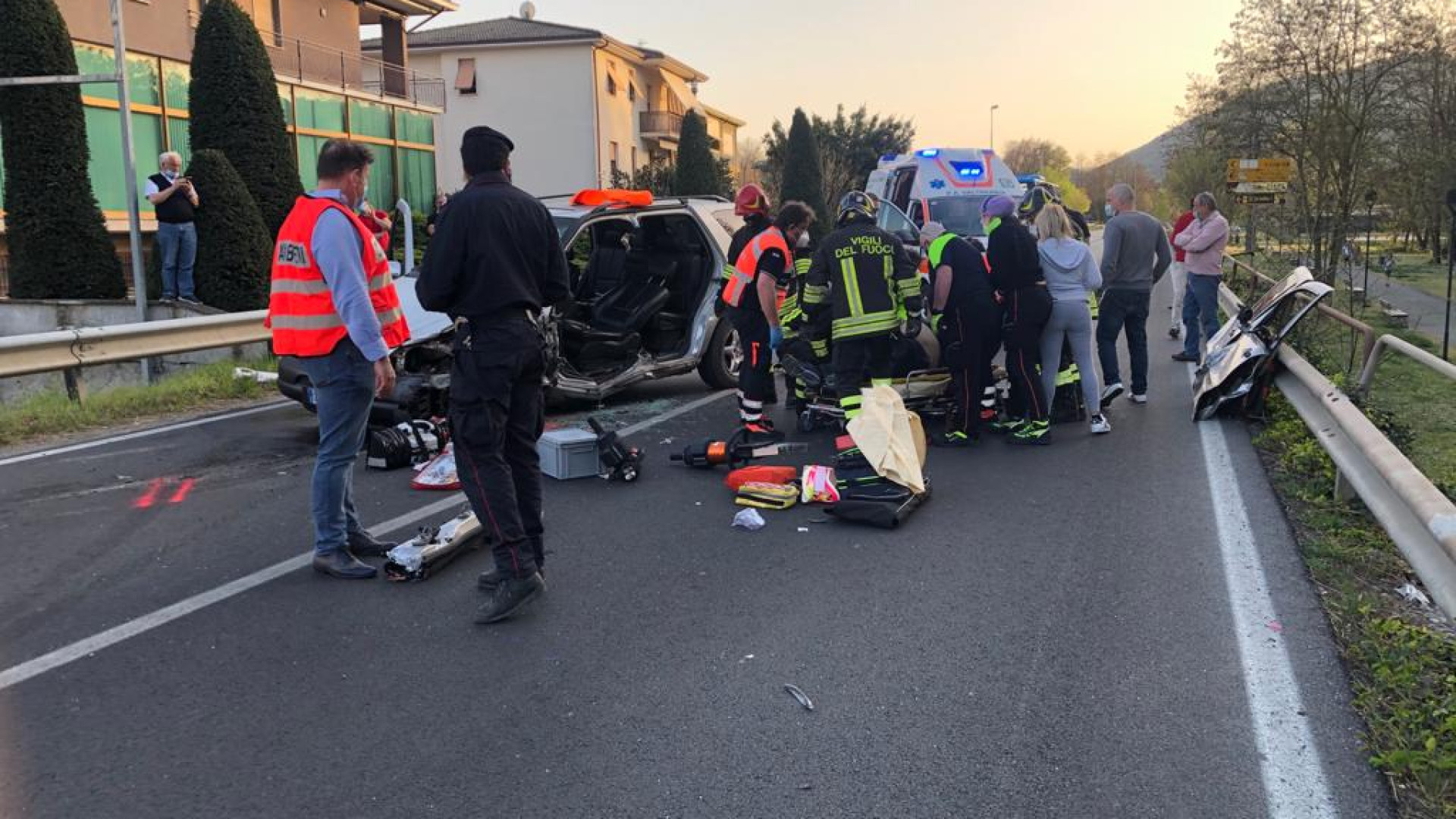 Schianto frontale a Rivergaro, due feriti. Uno è grave: a Parma in elicottero
