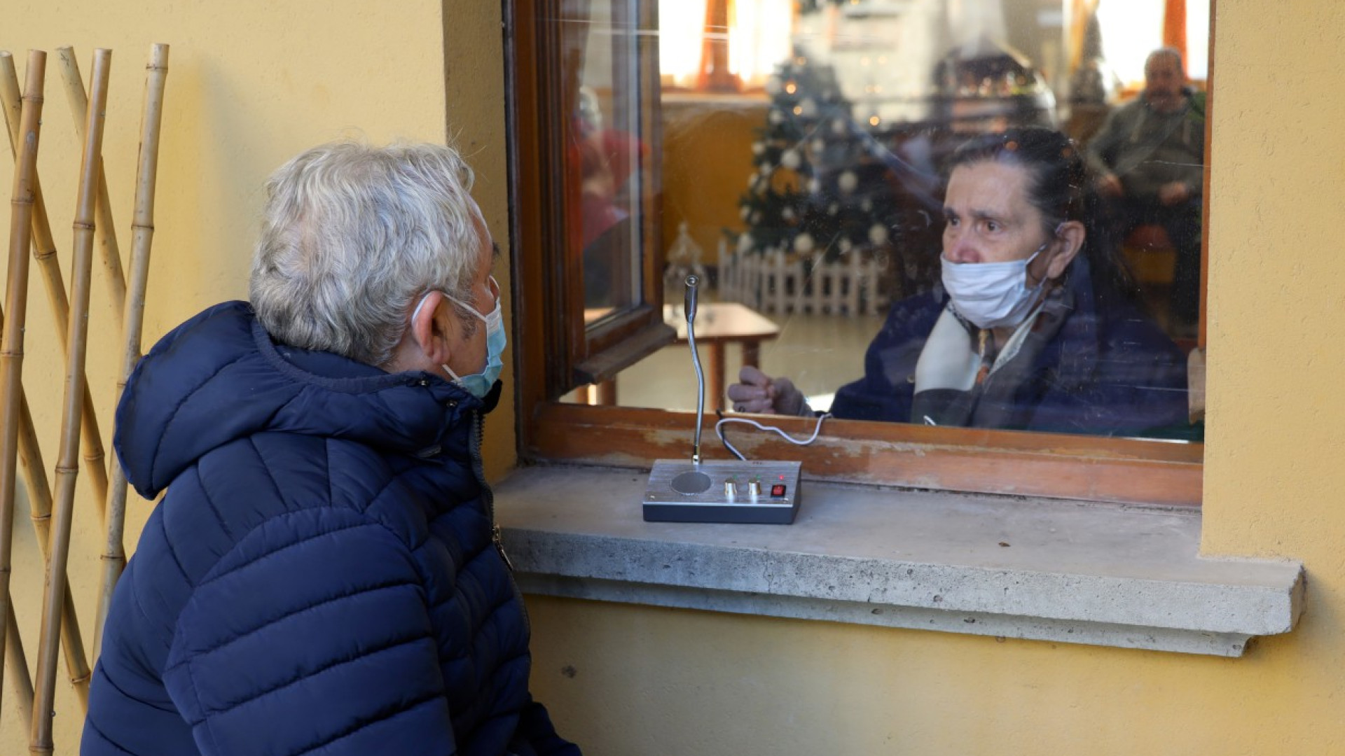 Alla casa di riposo gli ospiti come "Romeo e Giulietta", si parlano dalla finestra
