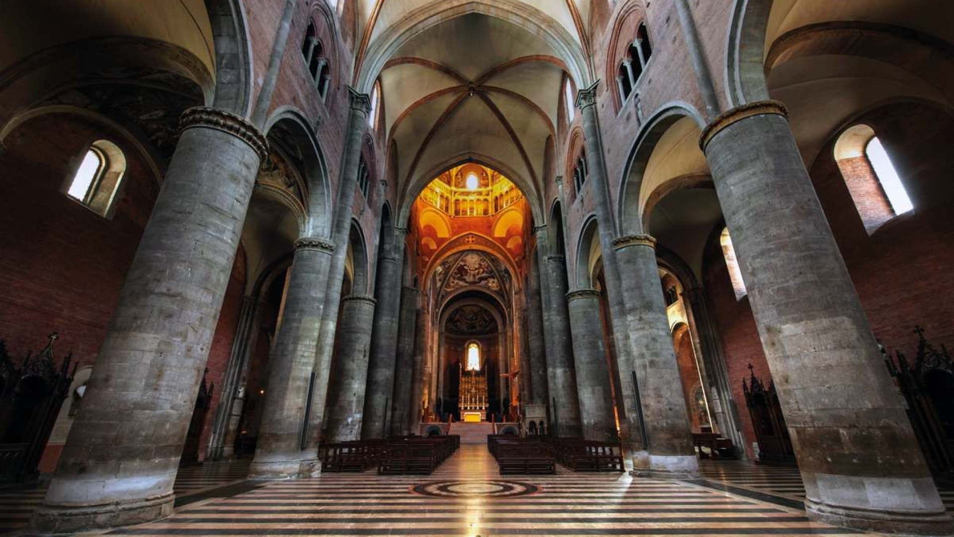 Giubileo del duomo, colonne illuminate dal fuoco. Simbolo del crisma dell'unzione
