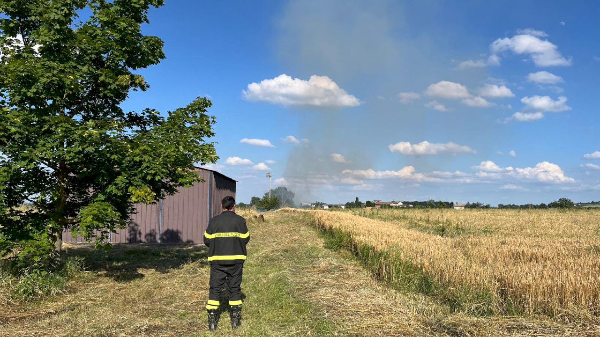 Sterpaglie in fiamme a Cantone, intervengono i vigili del fuoco