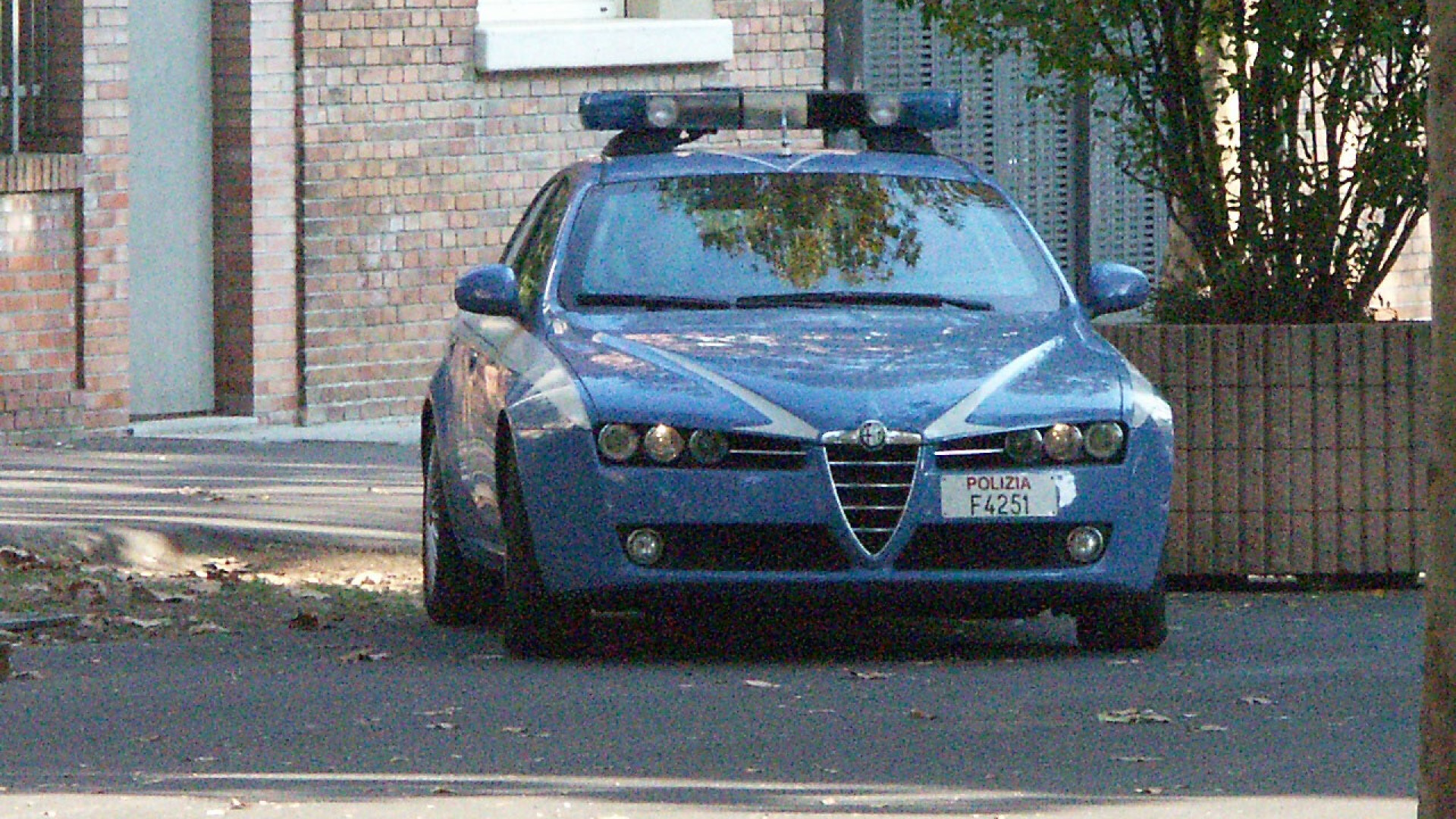 Tentano la fuga per evitare controlli ai giardini Margherita: espulsi due rumeni