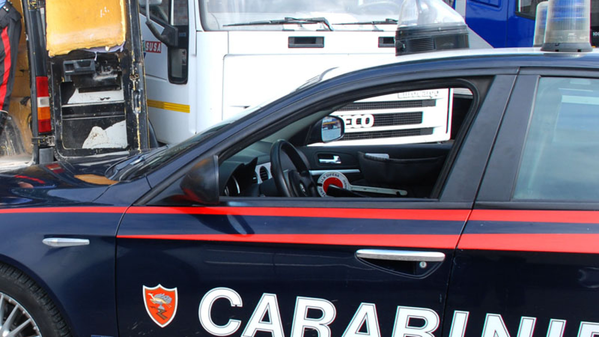 Camionista ubriaco esce di strada: denunciato dai carabinieri