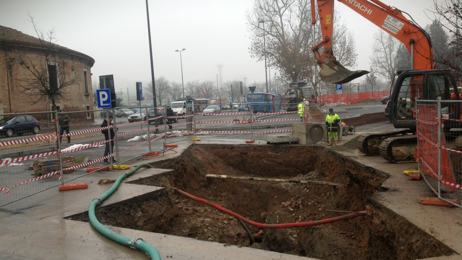 Si rompe la storica fognatura, maxi-voragine in viale Sant'Ambrogio