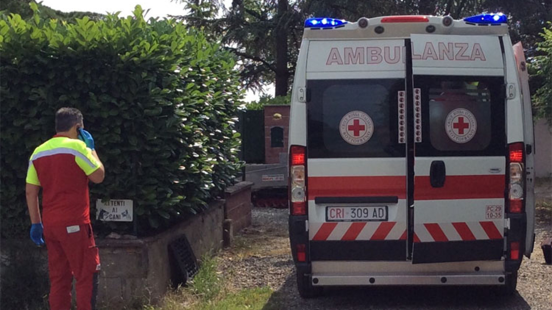 Gamba schiacciata mentre taglia un ramo: giardiniere al pronto soccorso