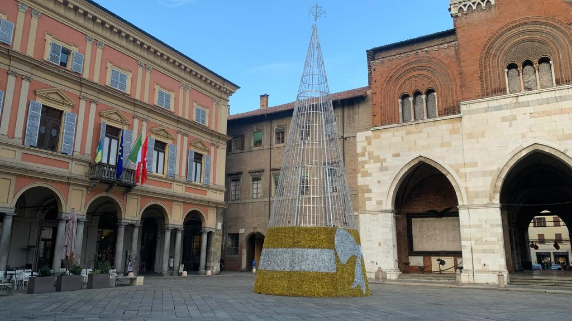 Ecco l'albero di Natale in piazza Cavalli: un cono di luci alto 18 metri