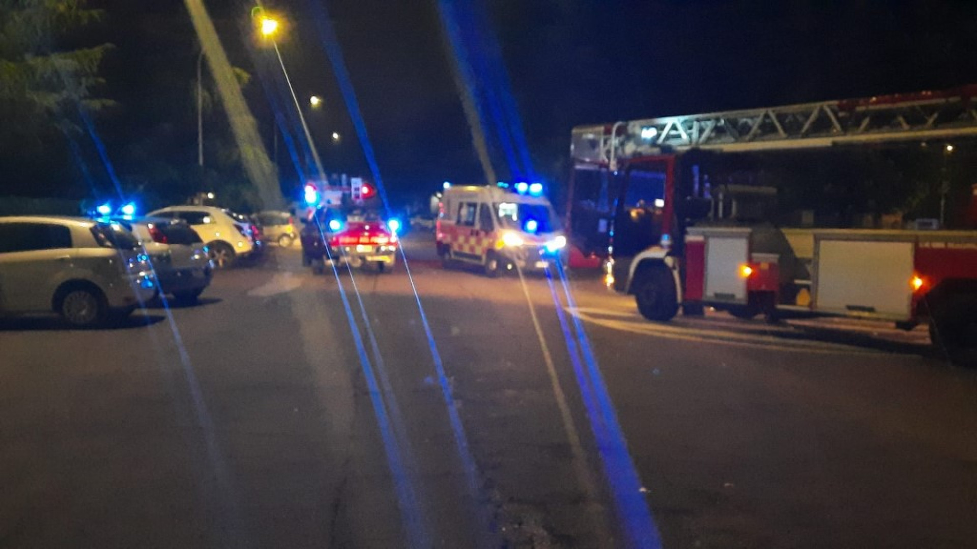 Anziano cade in casa nella notte, salvato grazie ai vicini che chiamano la polizia