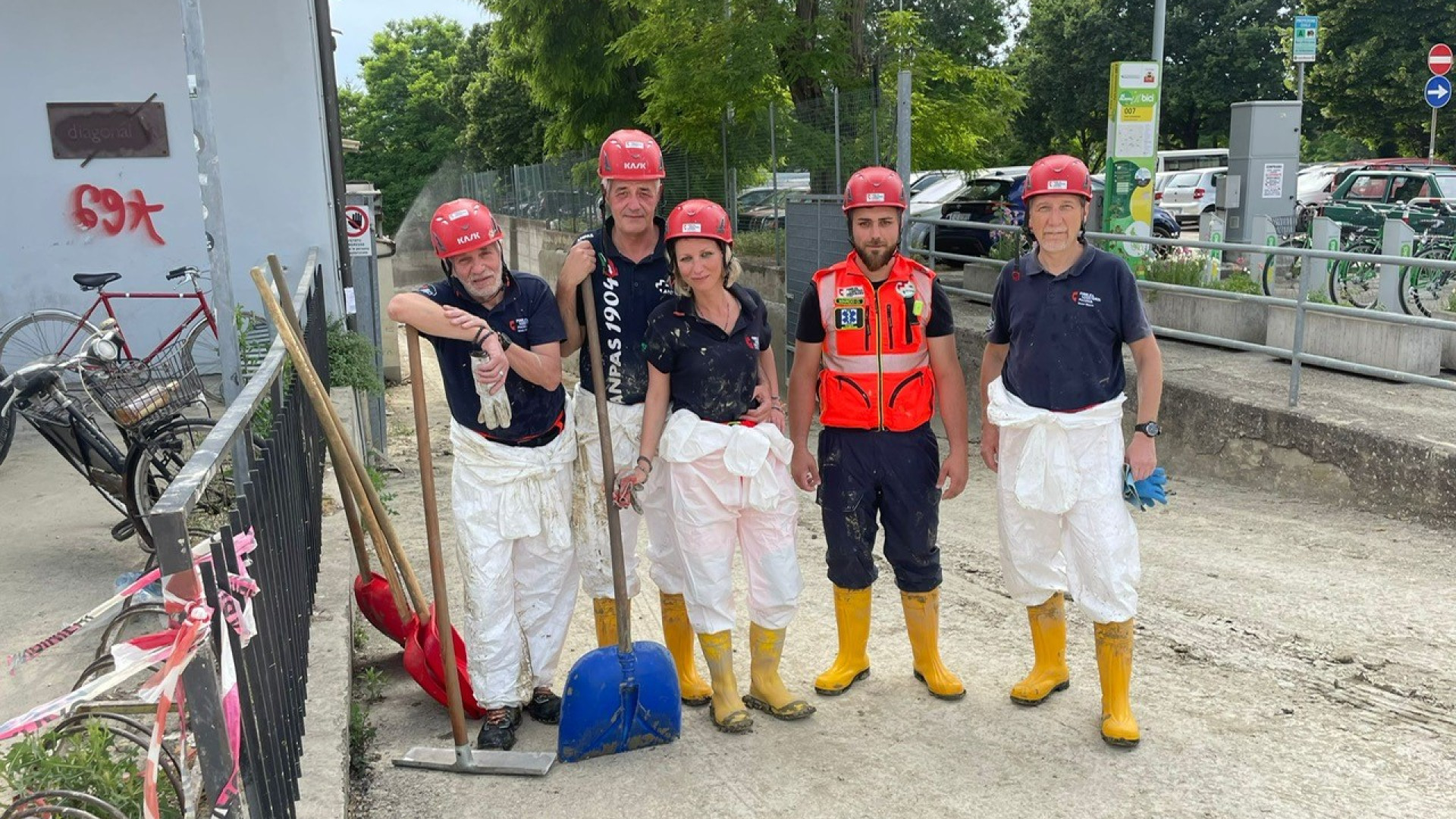 La Pubblica assistenza Croce Bianca a Forlì per liberare le strade da fango e detriti