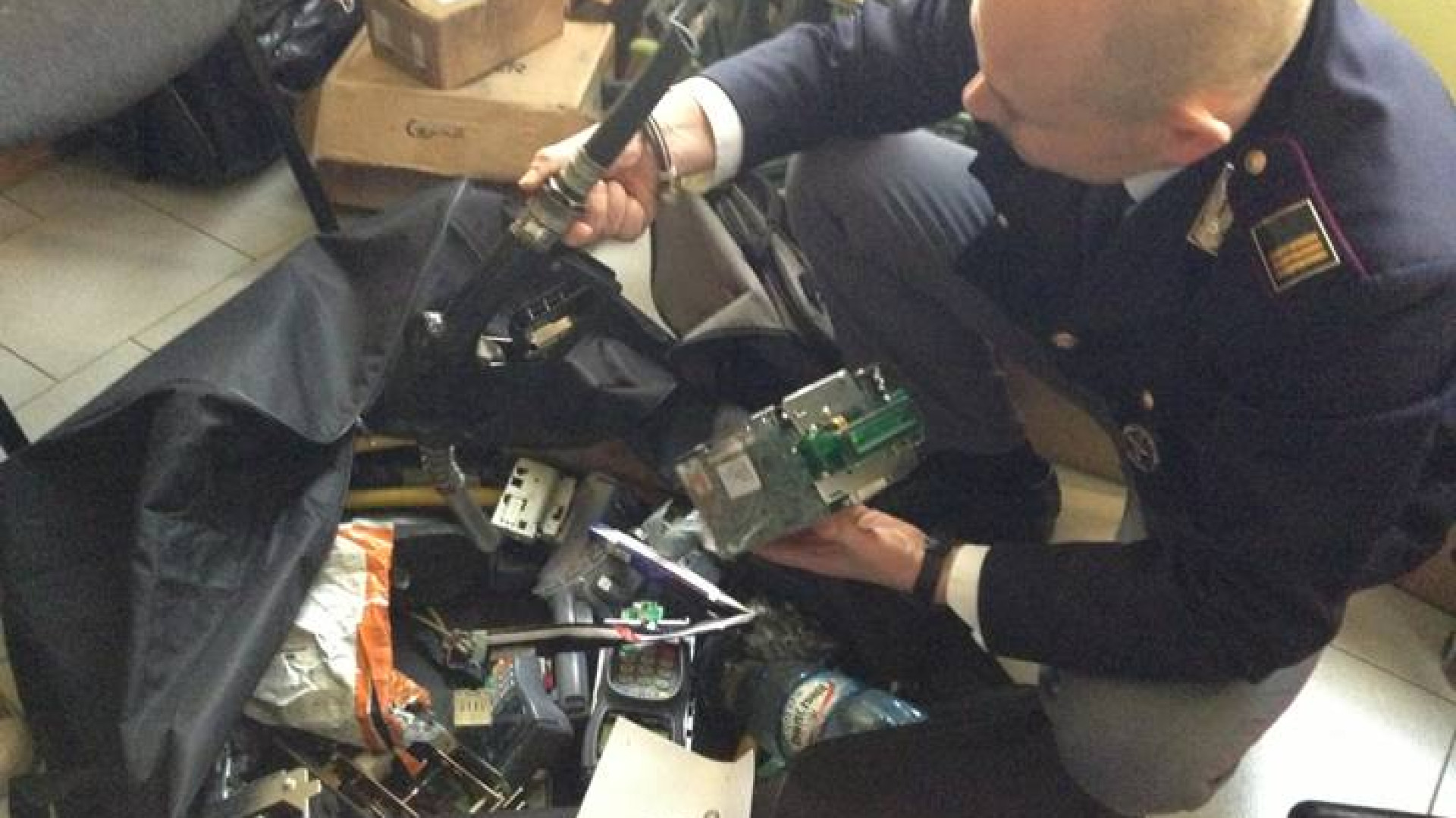 Via Cristalli, sul furgone rubato nascosti lettori bancomat e centraline elettriche