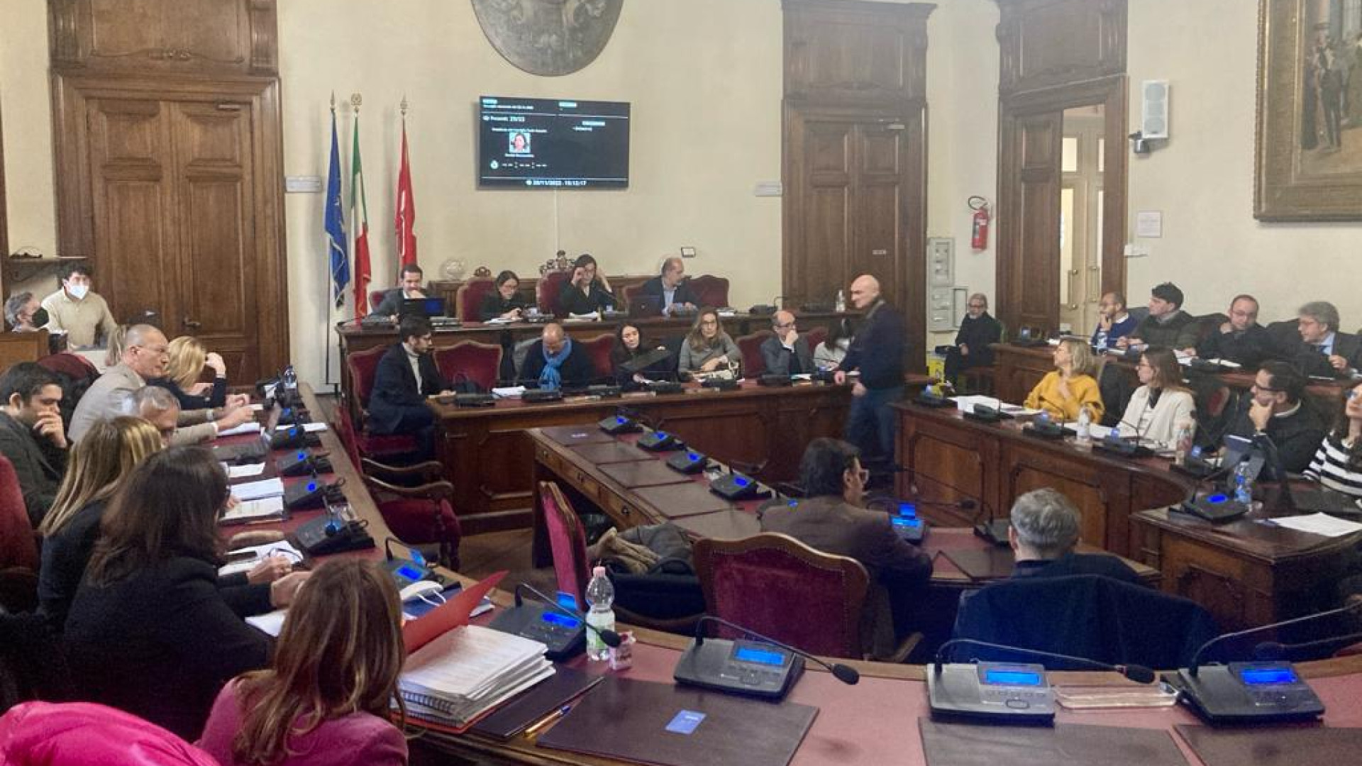 "Troppi soldi non spesi, così dimenticati i fragili". Replica il sindaco: "Attenti al welfare"
