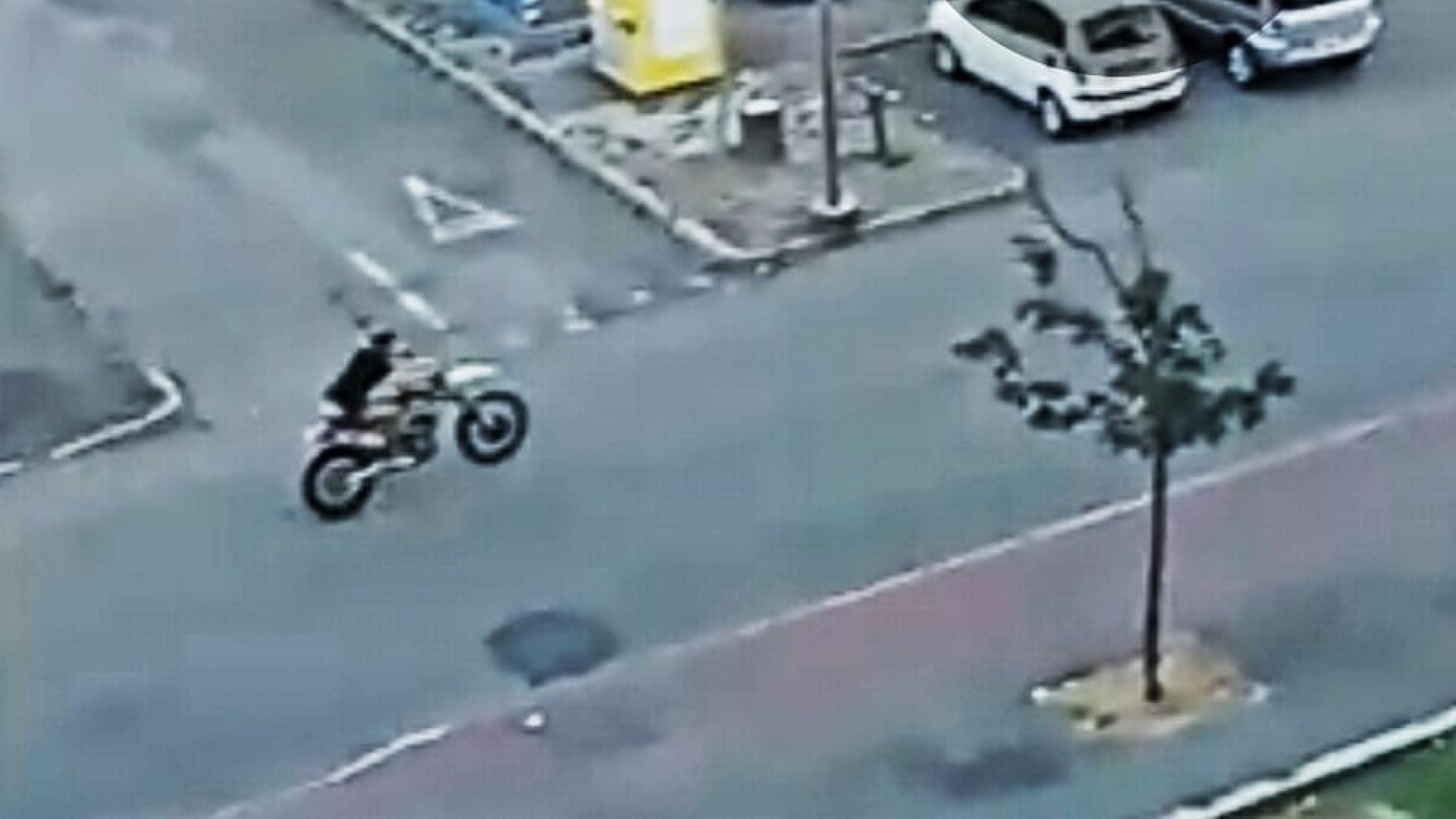 Impennate con la moto e  frastuono tra le vie della città, residenti spazientiti