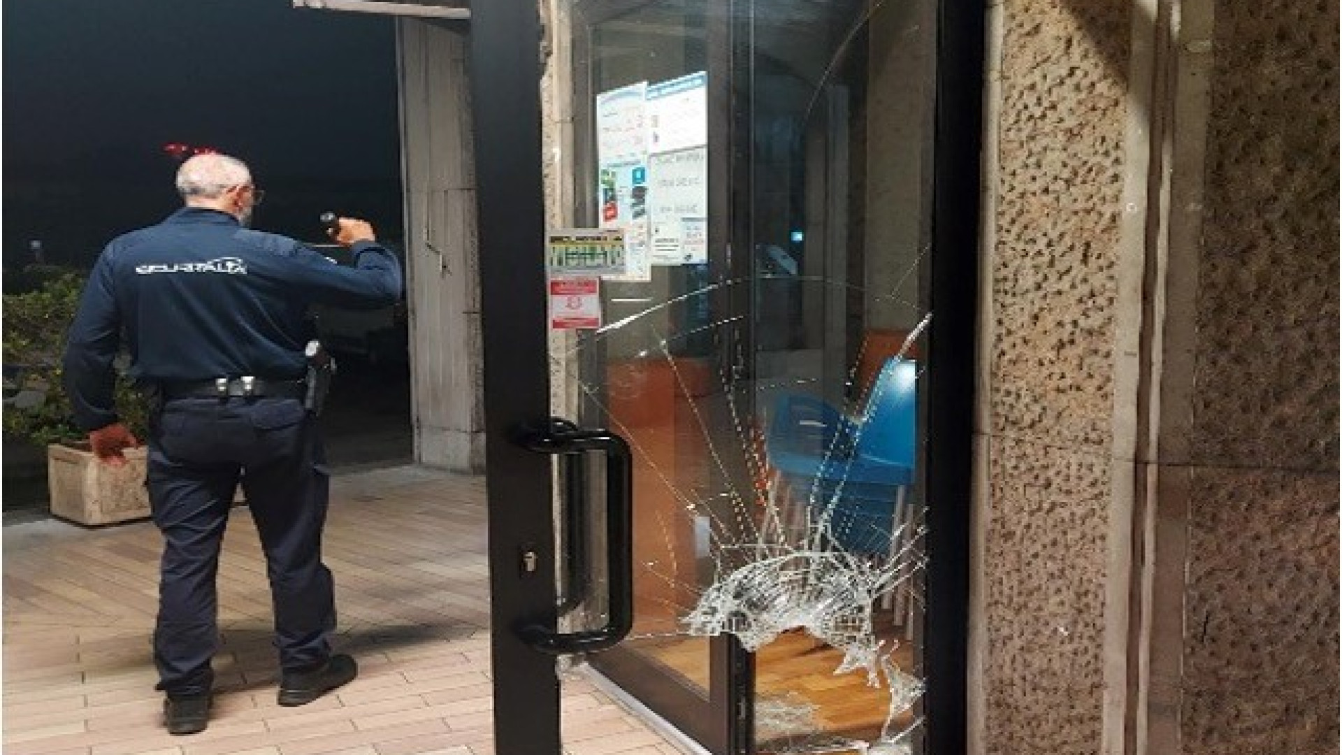 Guardie giurate sventano colpo in un bar di via Colombo. Ladro in fuga