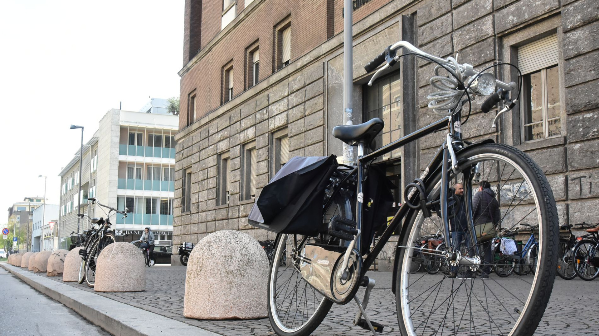 Liceo Gioia, dopo la "protesta delle biciclette" arrivano i panettoni anti-parcheggio