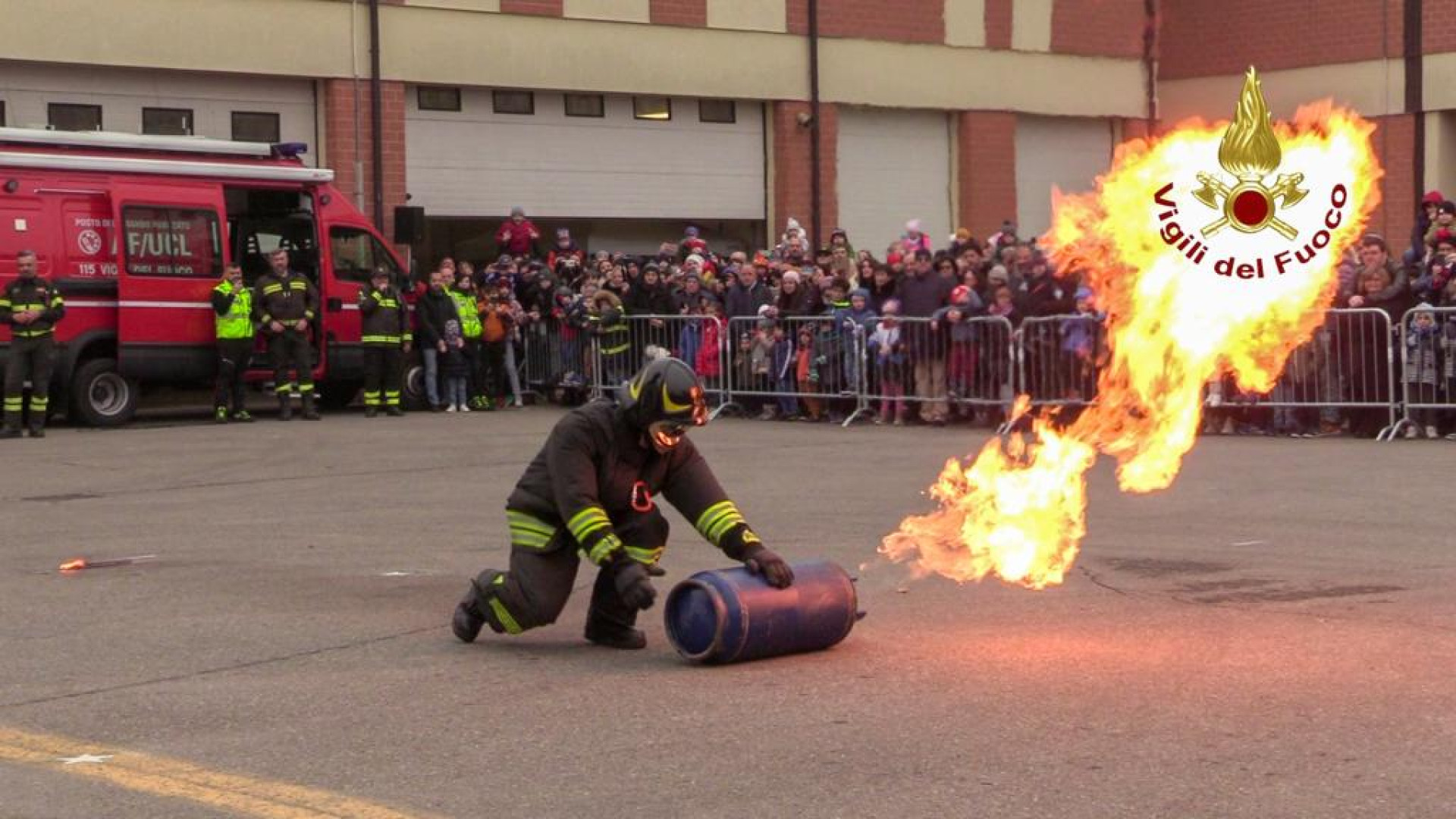Emozioni e caserma gremita di bambini per il “Saggio” dei vigili del fuoco