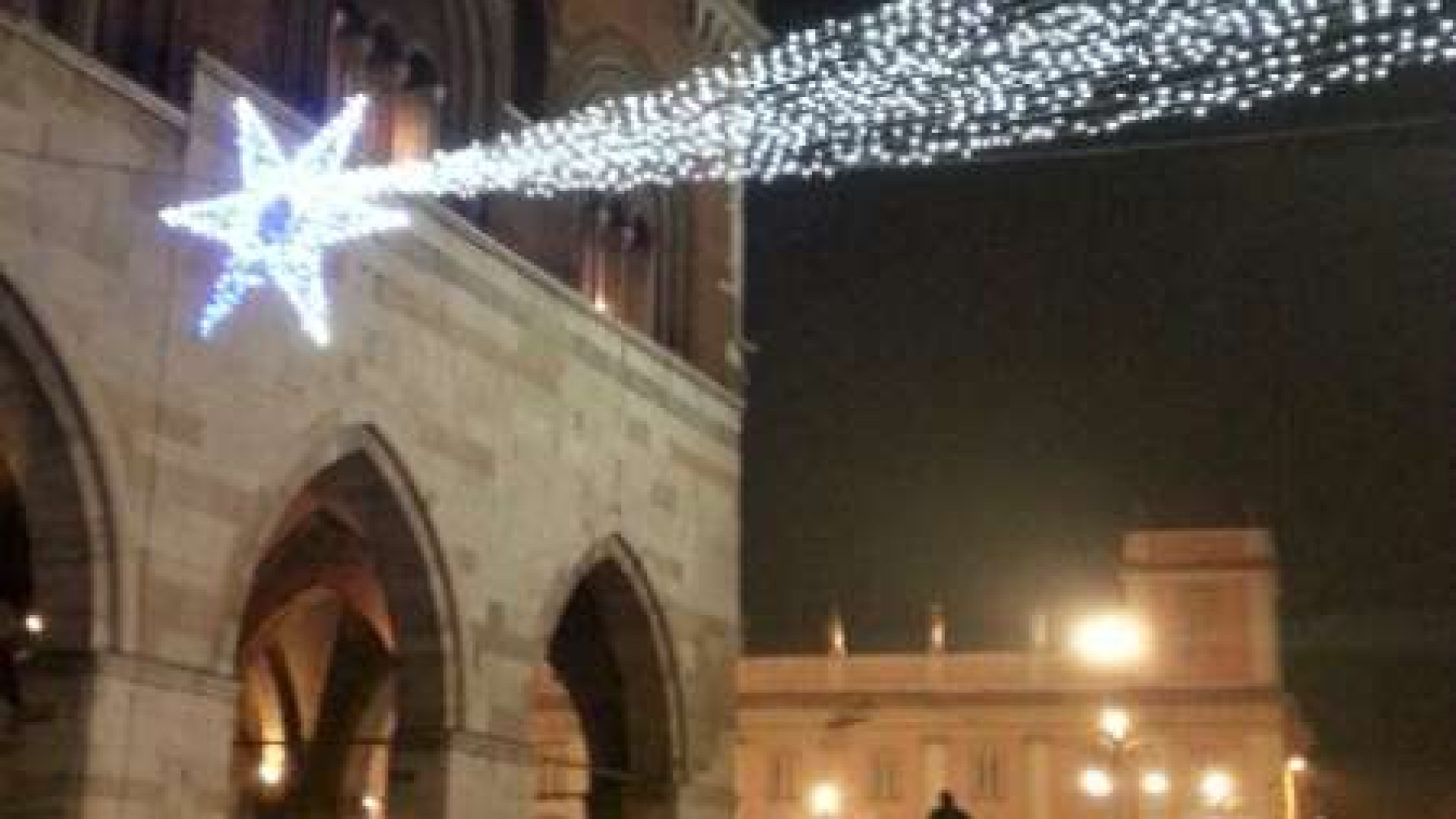 Oggi l'accensione della stella cometa. Festa del piccolo commercio