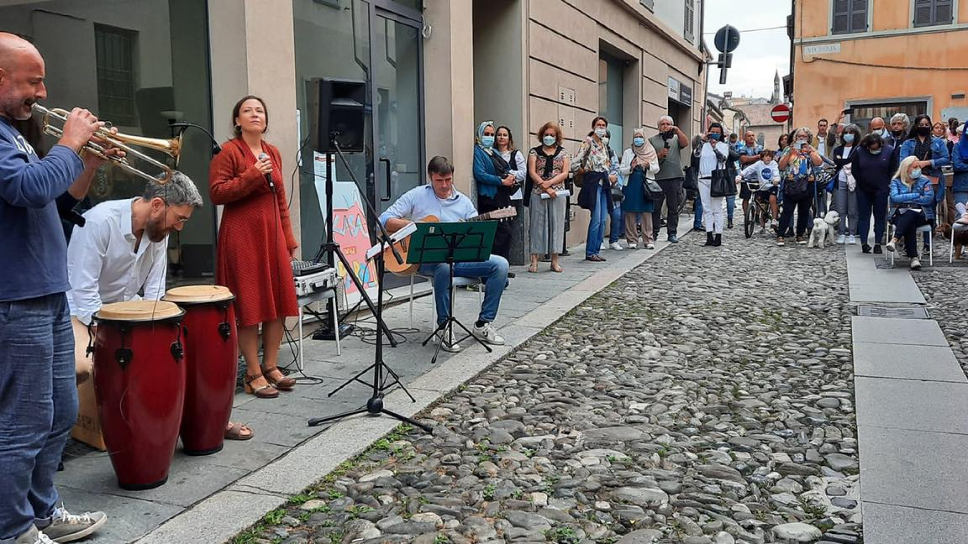 Bancarelle vintage, musica e antiquariato: domenica torna in via Roma "Matti da galera"
