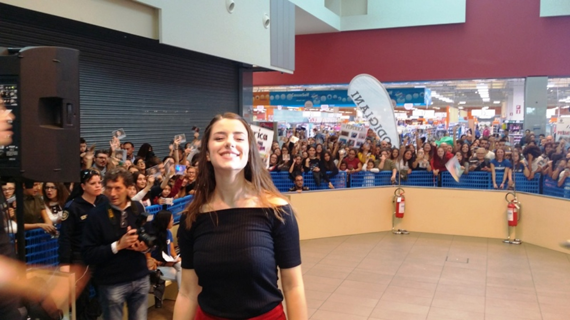 Fan in delirio per la cantautrice Federica Carta al Centro Gotico