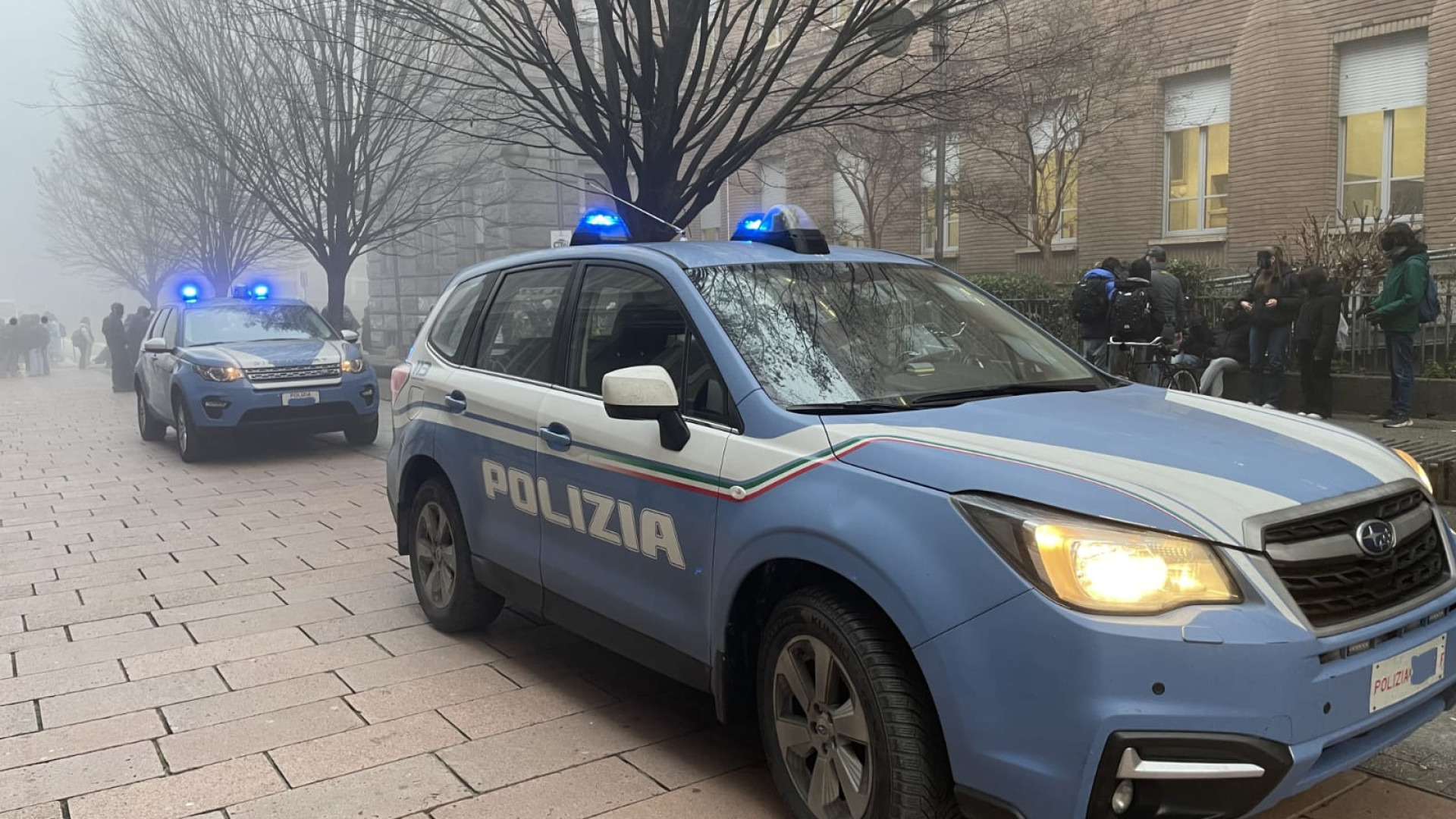 Controlli antidroga delle forze dell'ordine presso le scuole, identificati giovani