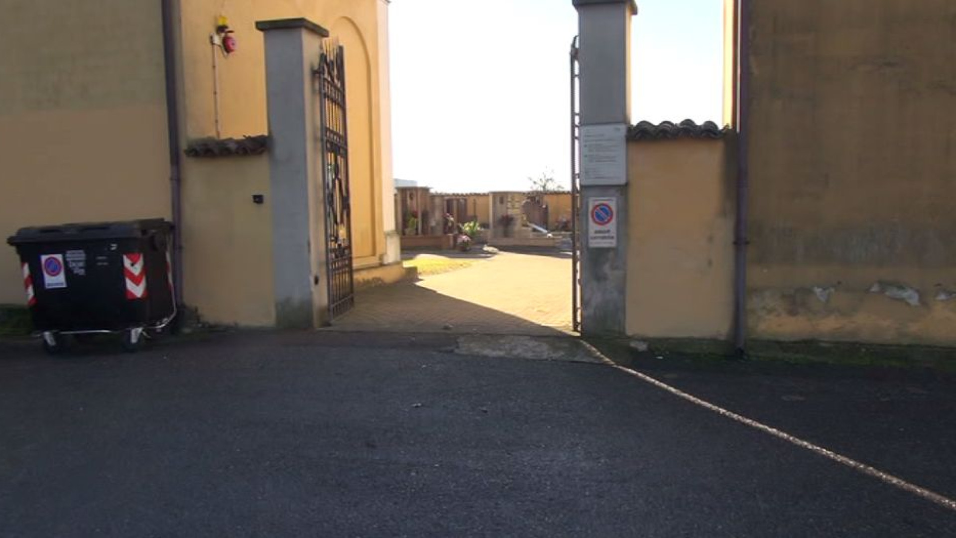 "Prostituzione nel cimitero di Le Mose". L'allarme del consigliere Perrucci
