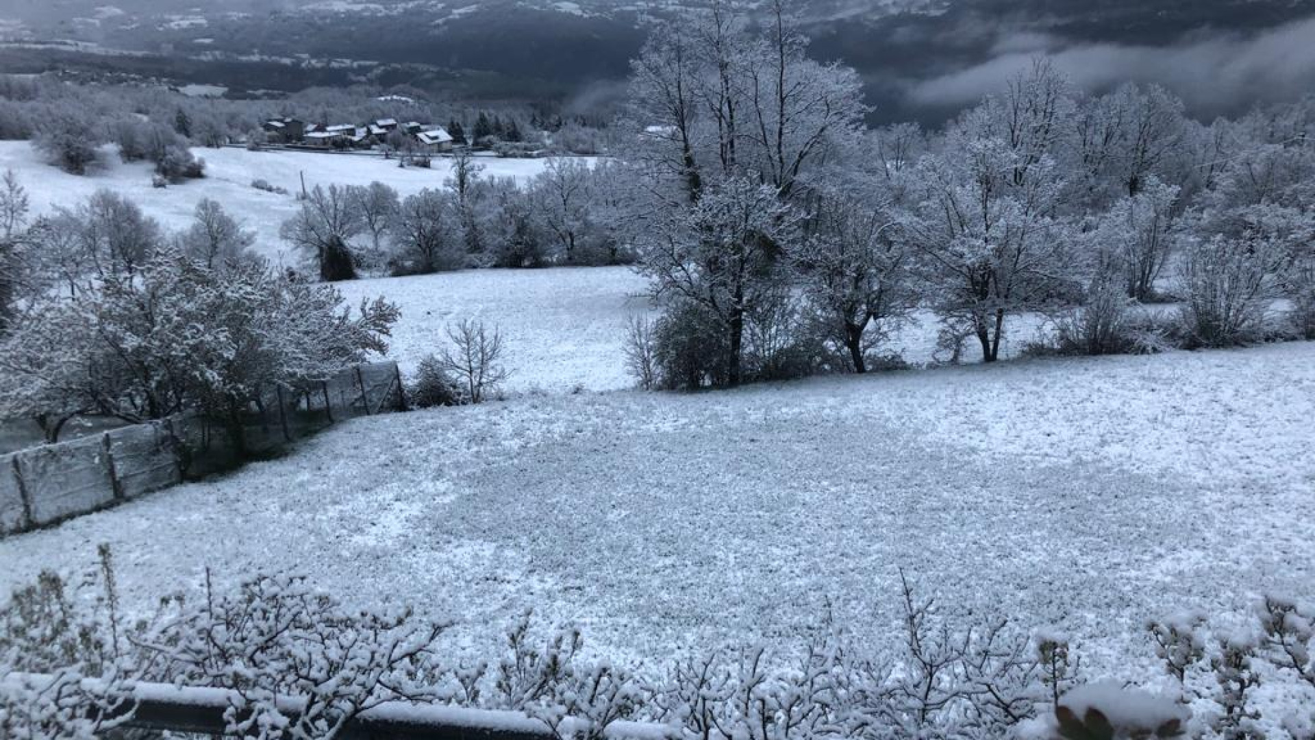 Bianco risveglio sui monti, neve sopra i 700 metri. Freddo fino a fine aprile