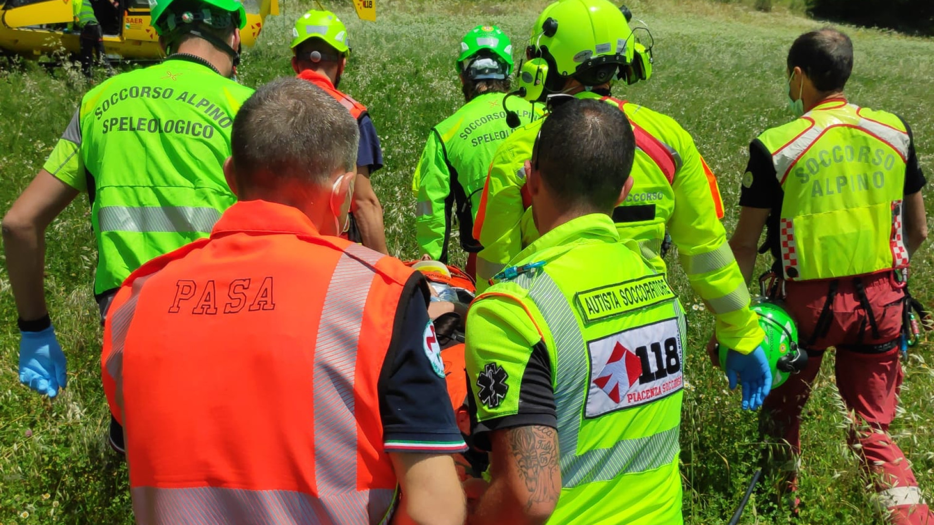Soccorso alpino ed elicottero per il recupero di un ciclista terminato in un fossato