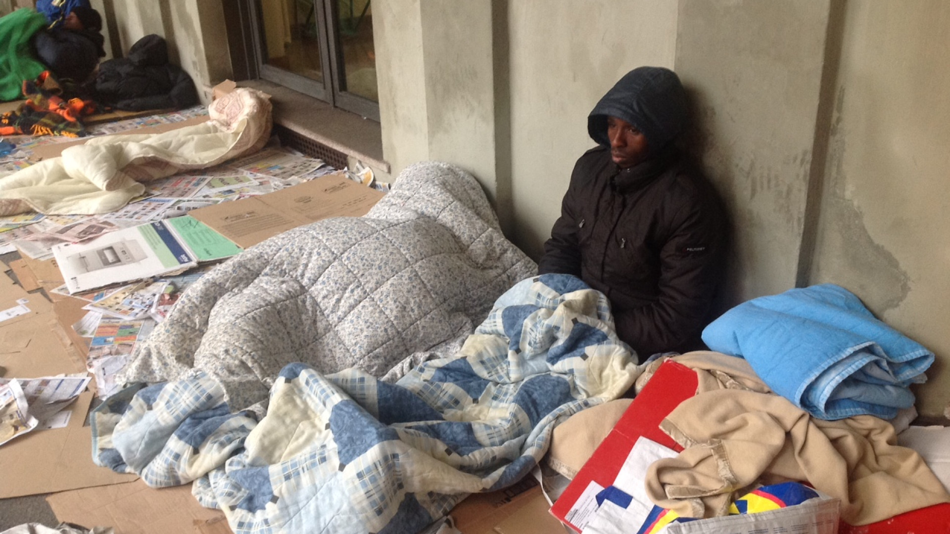 Profughi: seconda notte davanti al Comune, continua la protesta