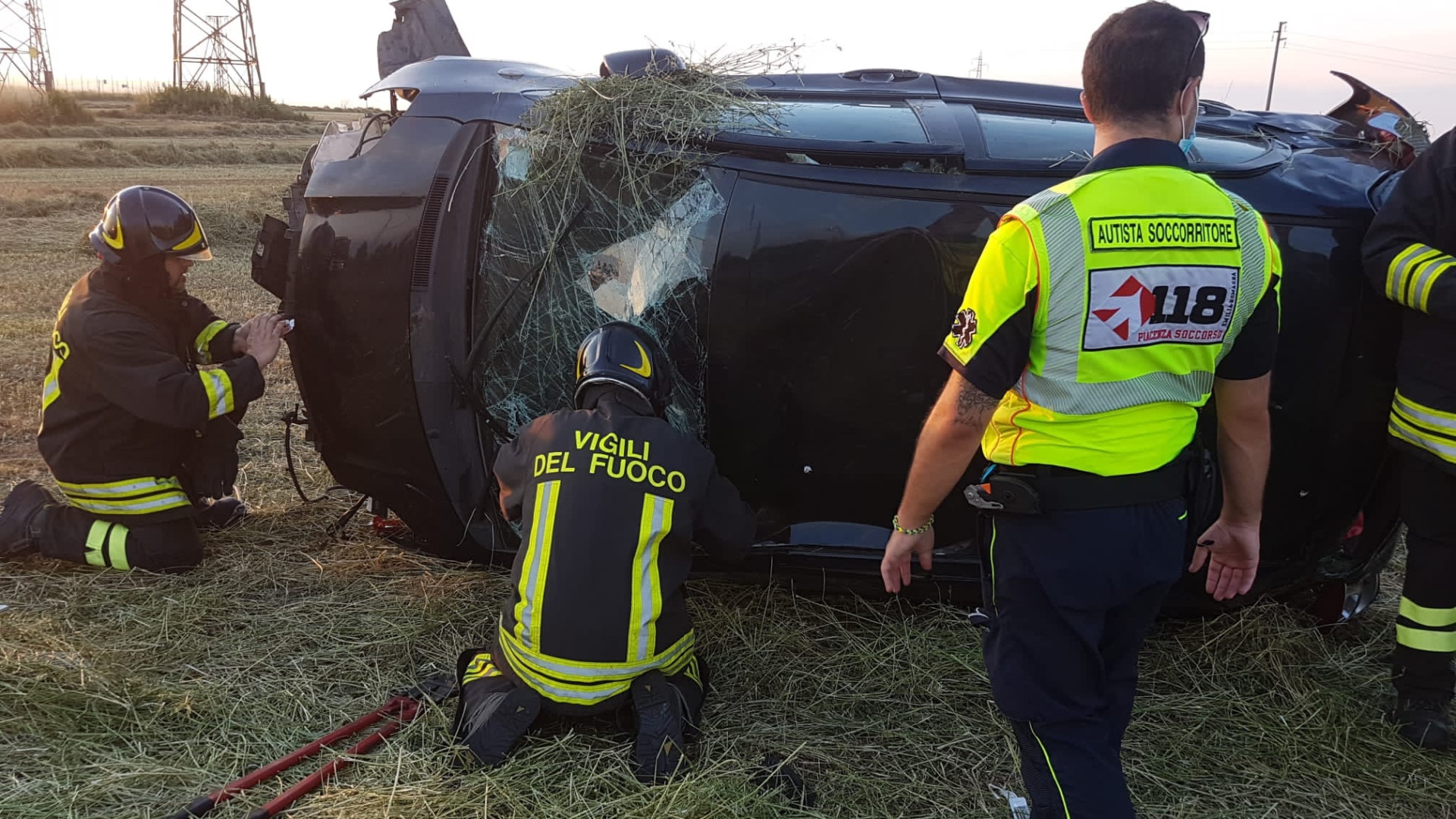 Perde il controllo dell’auto e si ribalta in un campo: 21enne gravissimo a Parma