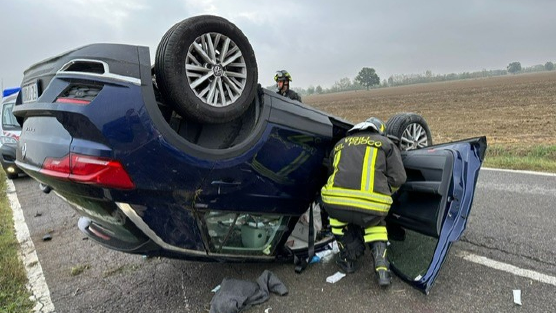 Perde il controllo dell'auto e si ribalta a Moffellona. Ferito trasportato all'ospedale