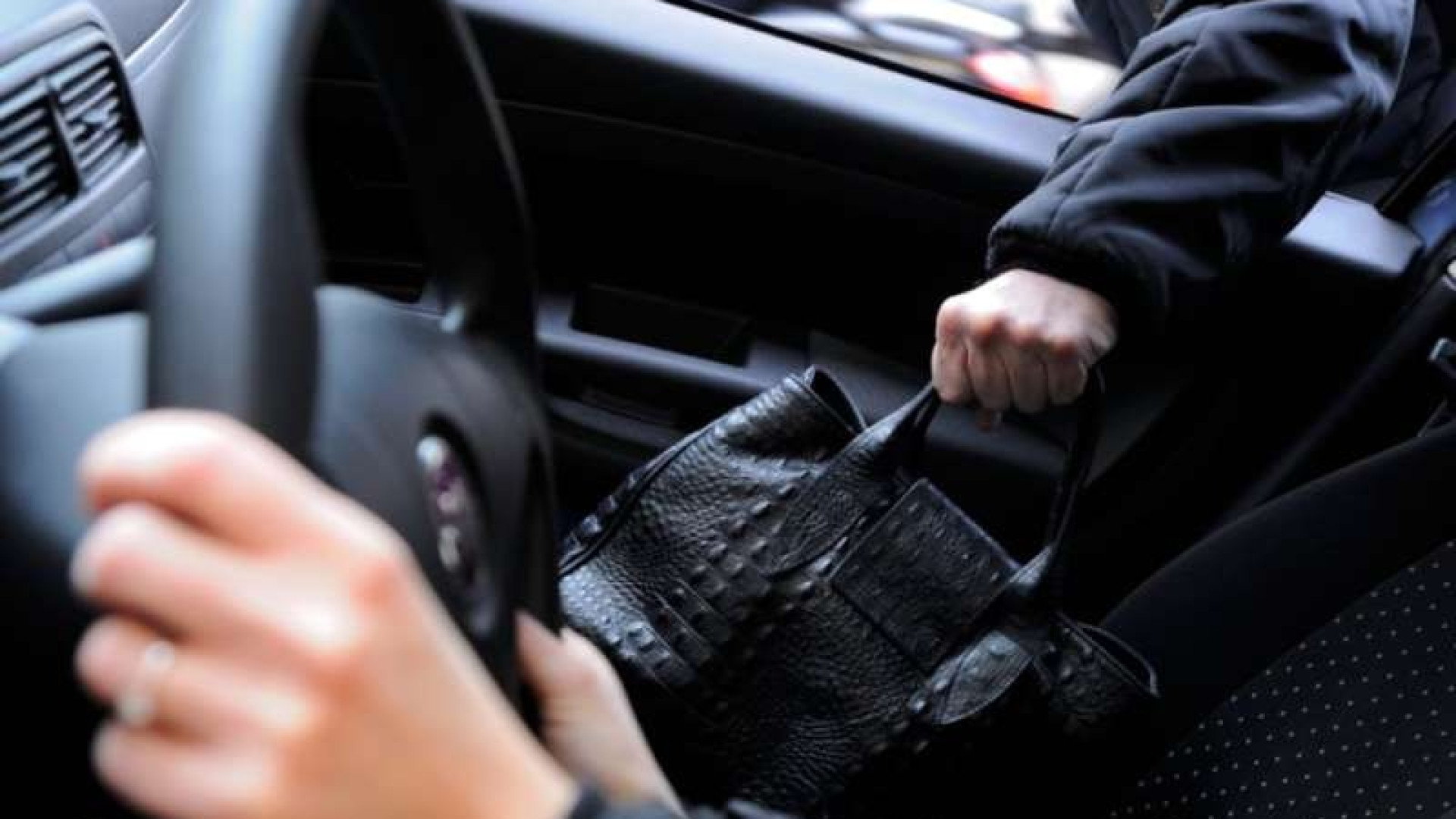 Simulano un incidente e derubano una signora della borsetta