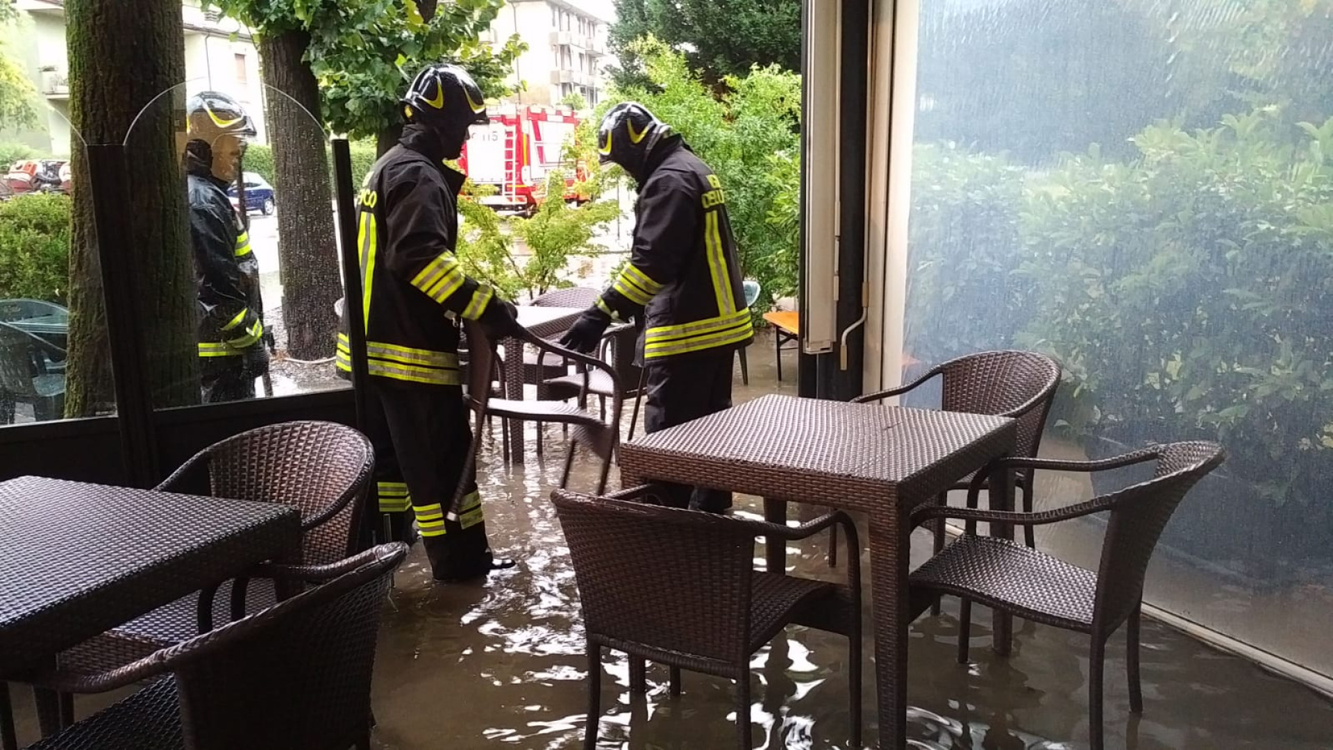 La pioggia non risparmia Castel San Giovanni: albero caduto e bar allagato