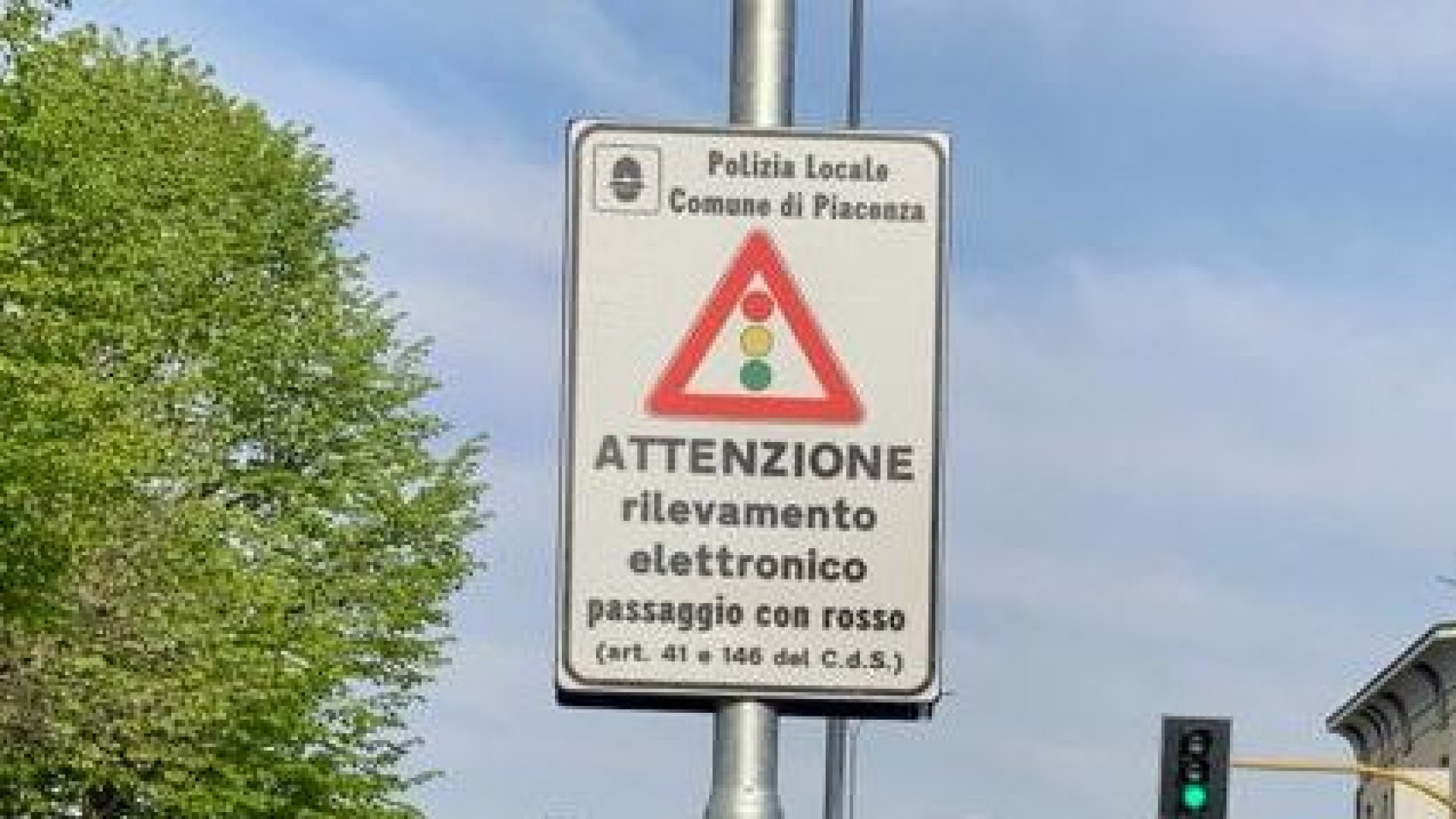 "No ai contasecondi sui semafori con telecamere".Ma il giallo diventa più lungo