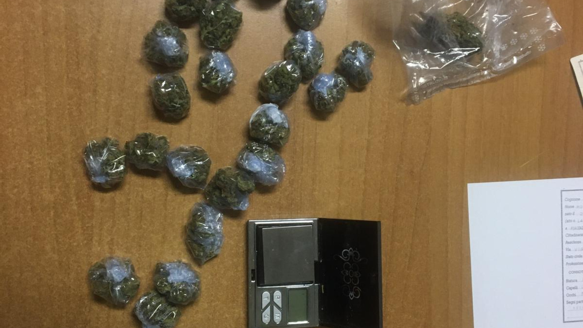Rubano un cellulare: arrestati. Controllo antidroga, giovane in manette