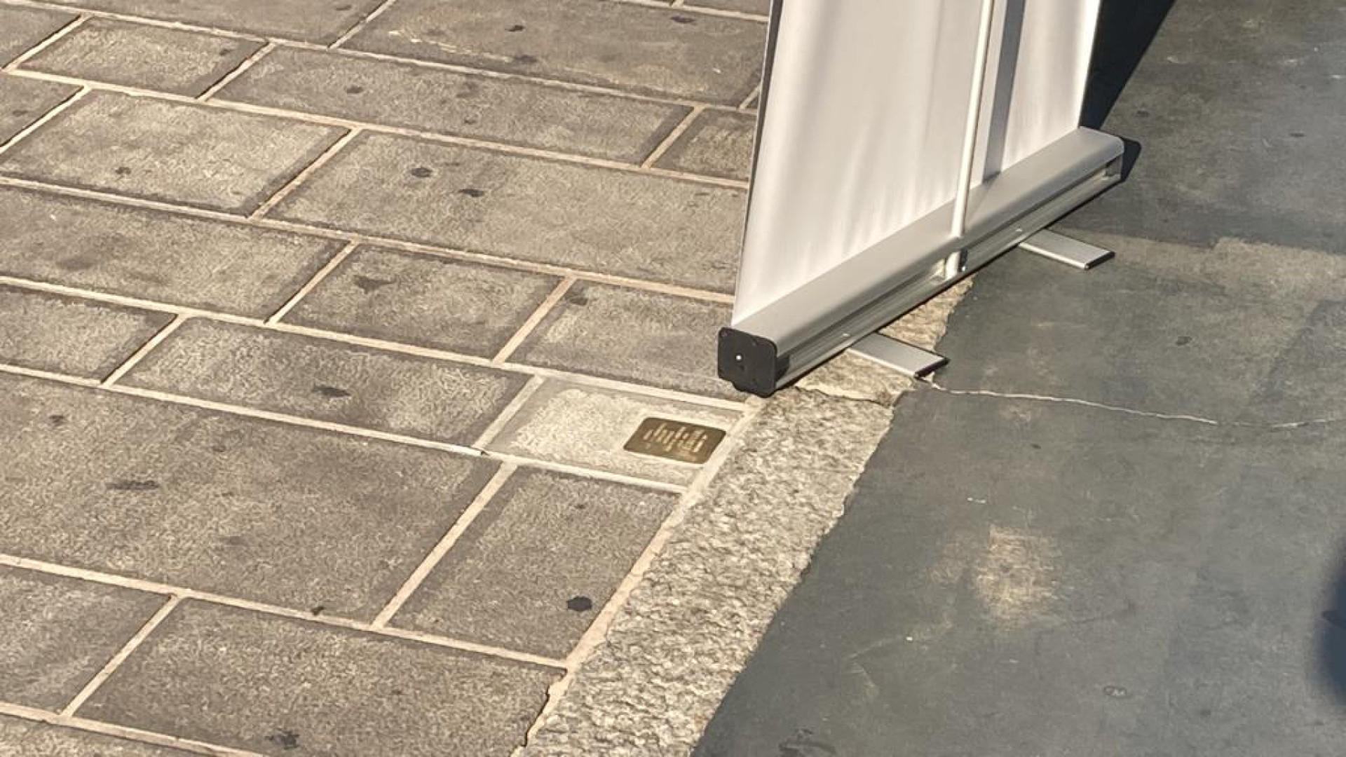 "Banchetto quasi sopra la pietra d'inciampo in via Venti, serve più rispetto"