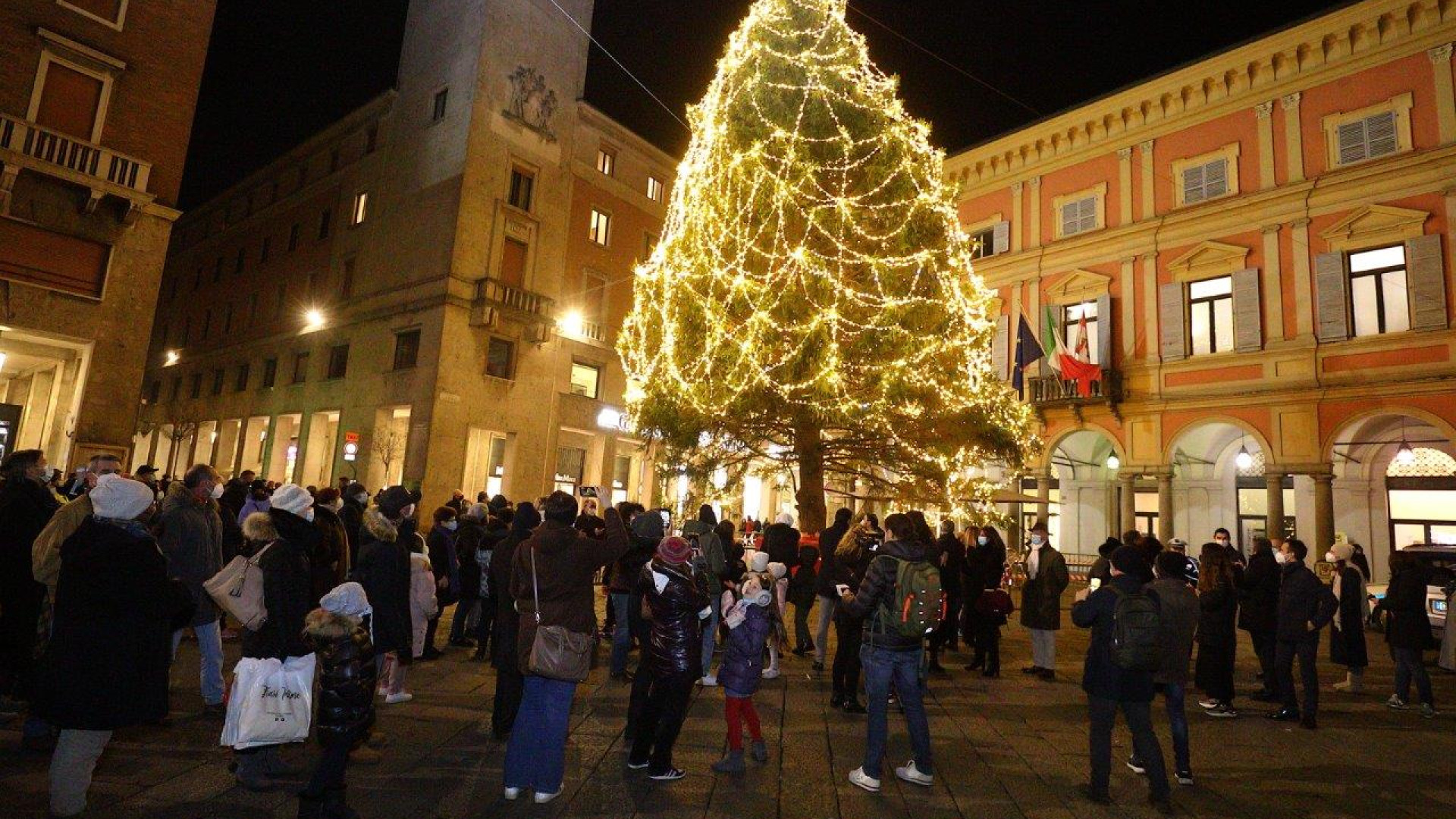 Si accende l'albero di Natale in piazza Cavalli: "Felicità e salute per i piacentini"