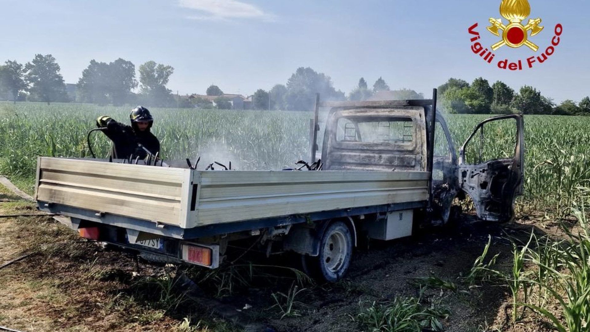 Incendio in un campo a Fossadello di Caorso, furgone distrutto dalle fiamme
