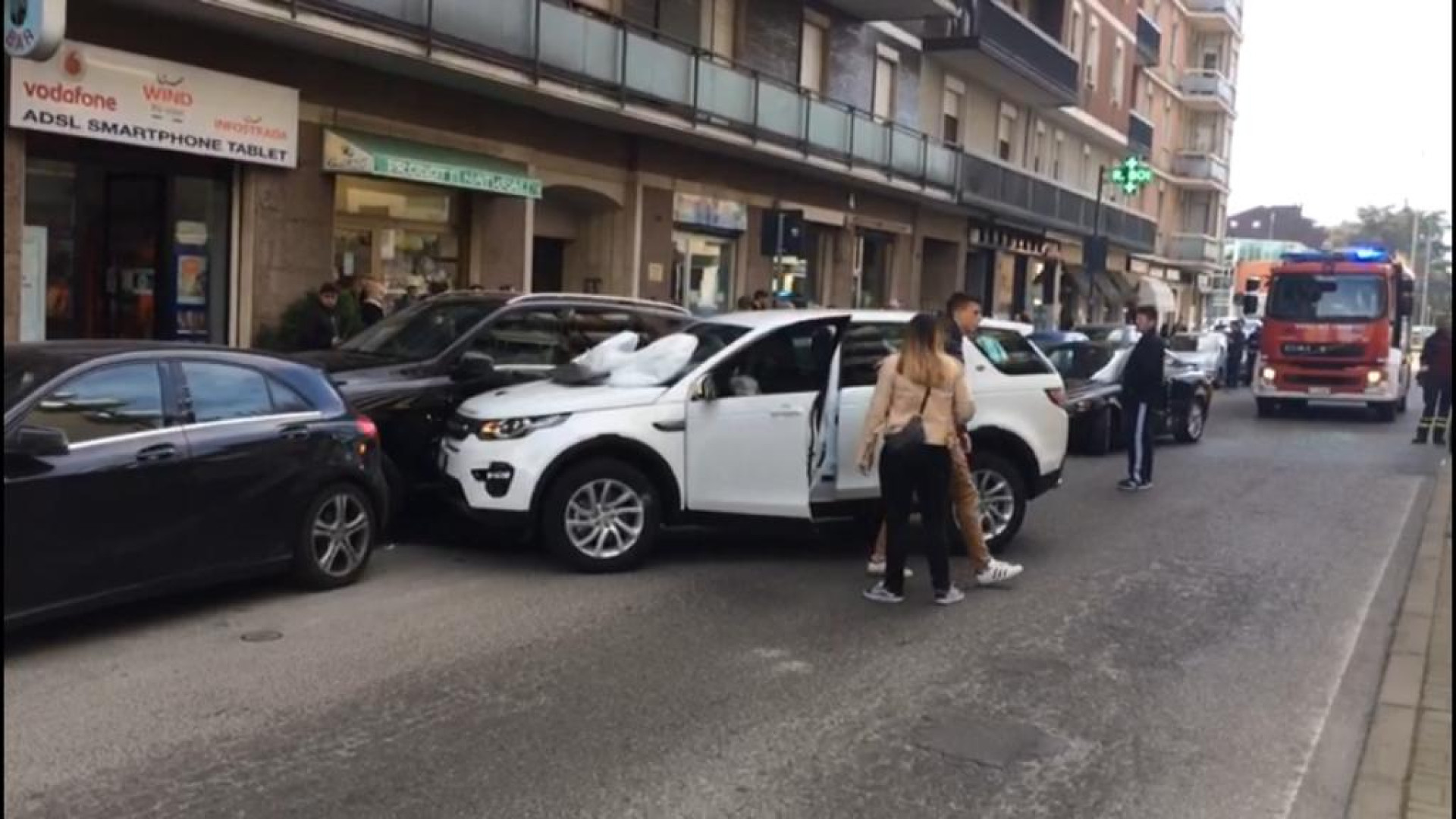 Maxi incidente in via Genova, quattro auto coinvolte. Disagi alla circolazione