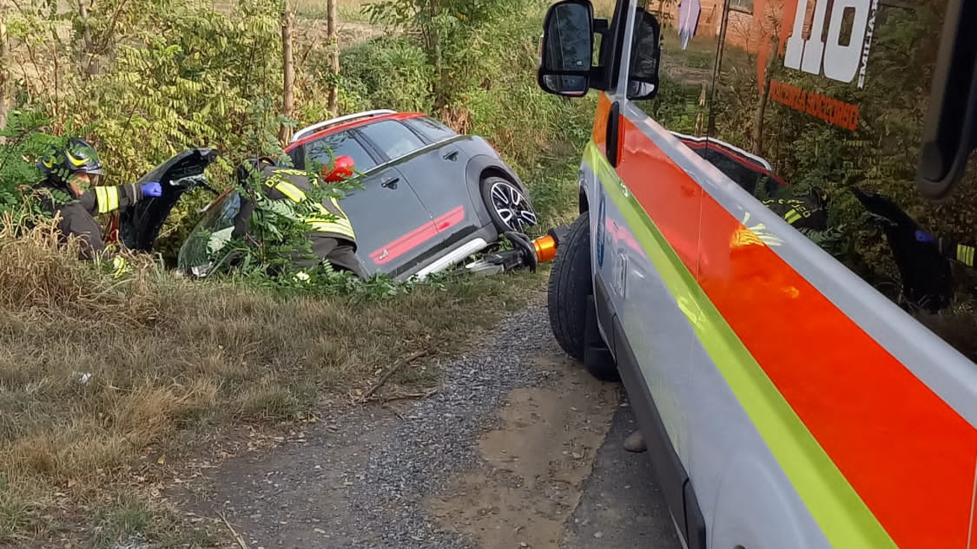Caratta, esce di strada e sbatte la testa. Trasportato all'ospedale di Piacenza
