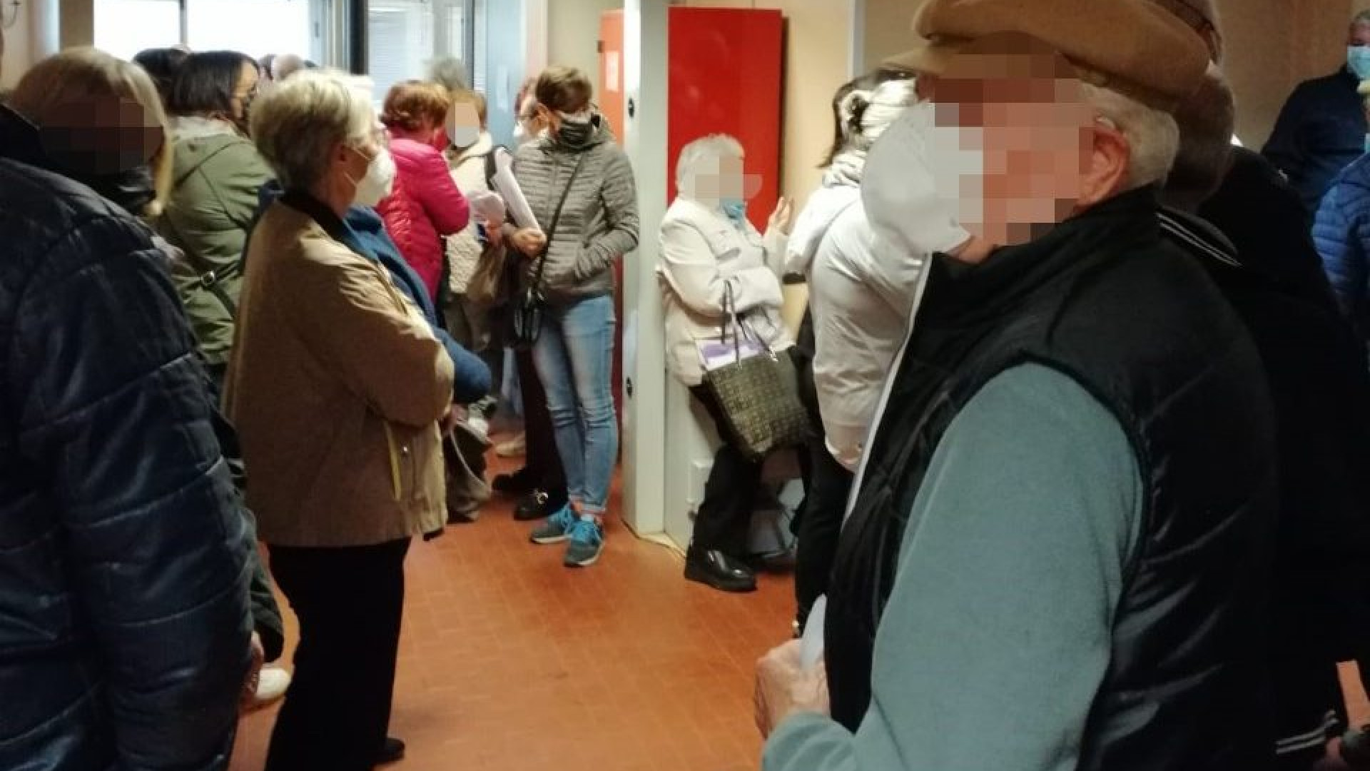 A centinaia in coda per cambiare medico. "Anziani in fila otto ore al Cup a Bobbio"