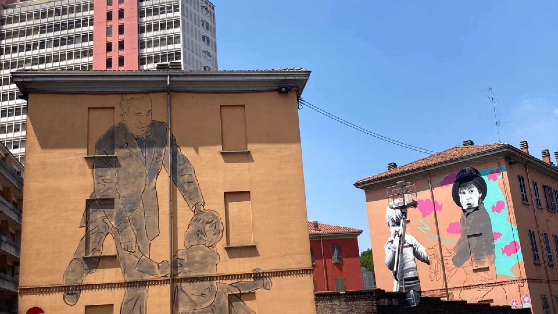 Un nonno che gioca con i bambini: prende forma il murales dedicato al "dono"