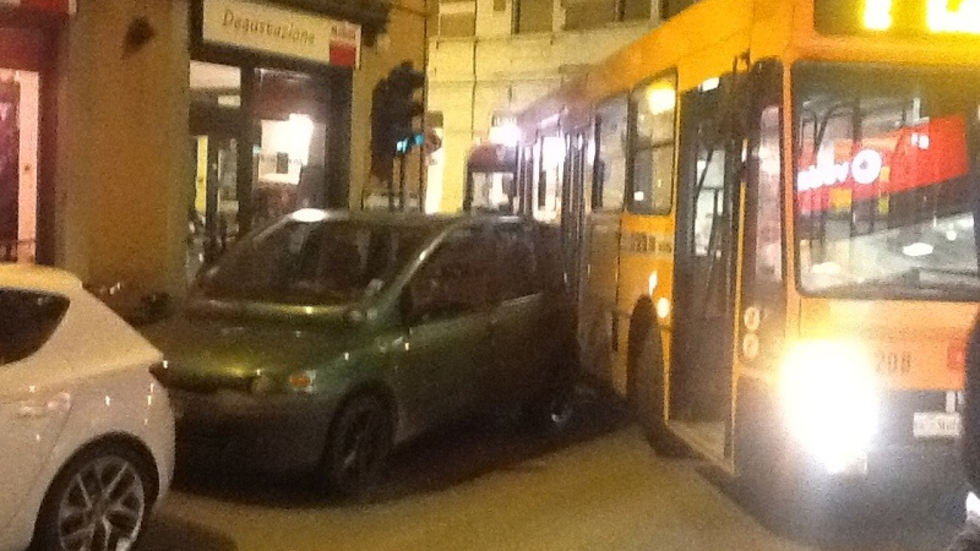 Caos in centro storico: sosta selvaggia e bus bloccato in via Cavour